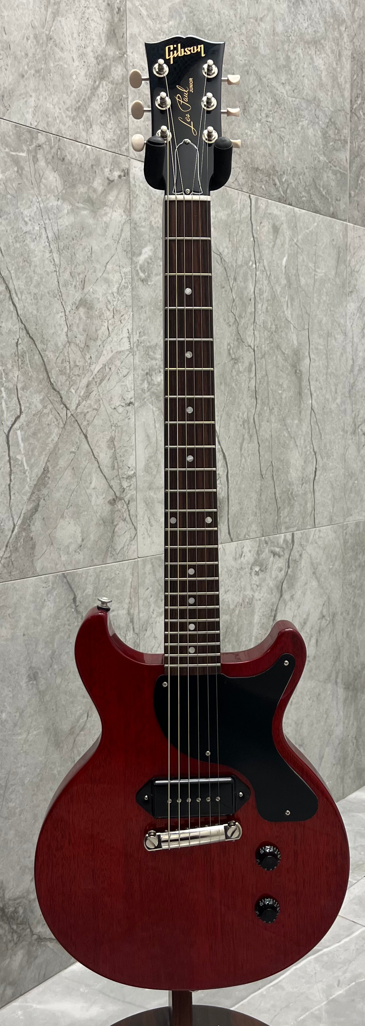 Gibson USA Les Paul Junior Double Cut Electric Guitar with Hardshell Case - Vintage Cherry LPJD00VENH SERIAL NUMBER 213650086 - 6 LBS 11 OZ
