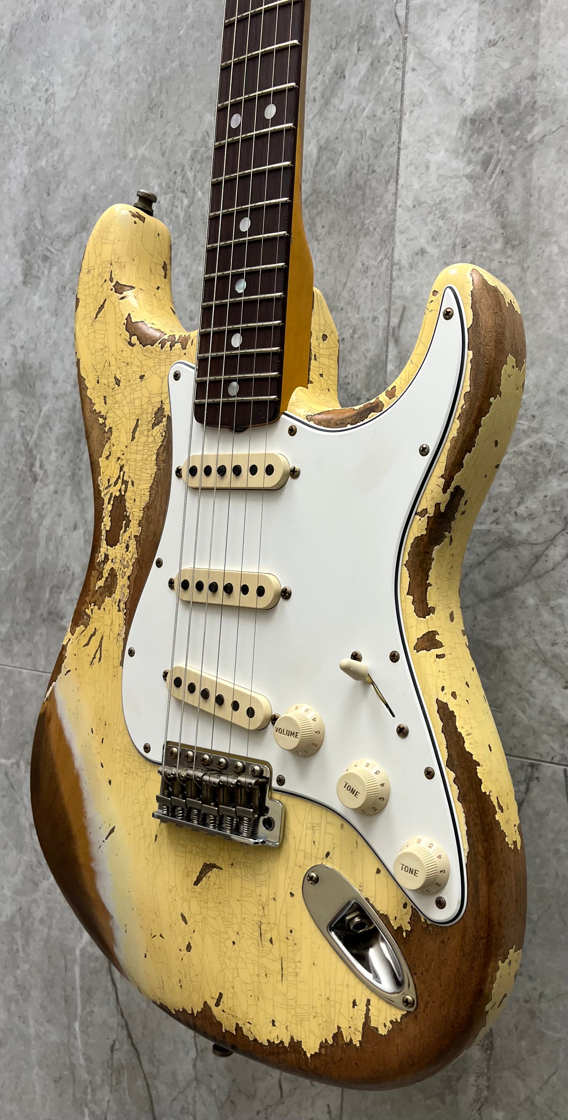 Fender Custom Shop 2025 Strat Pro Super Heavy Relic, 3A Rosewood Fingerboard, Aged Vintage White 9231016928 SERIAL NUMBER 18577 - 7 LBS 15 OZ