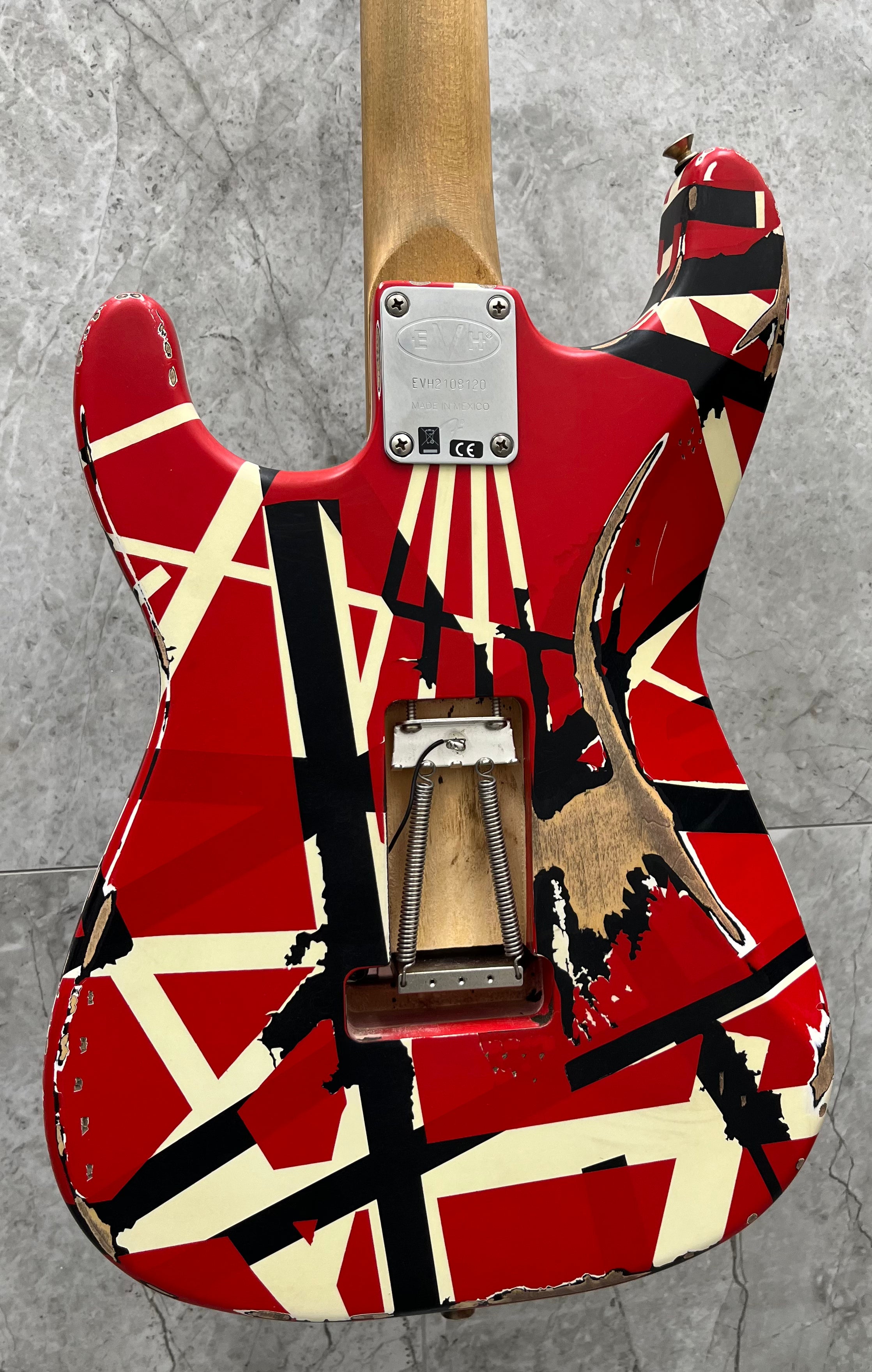 EVH Striped Series Frankie Red - White - Black Relic 5107900503 EVH Striped Series Frankie Red - White - Black Relic 5107900503