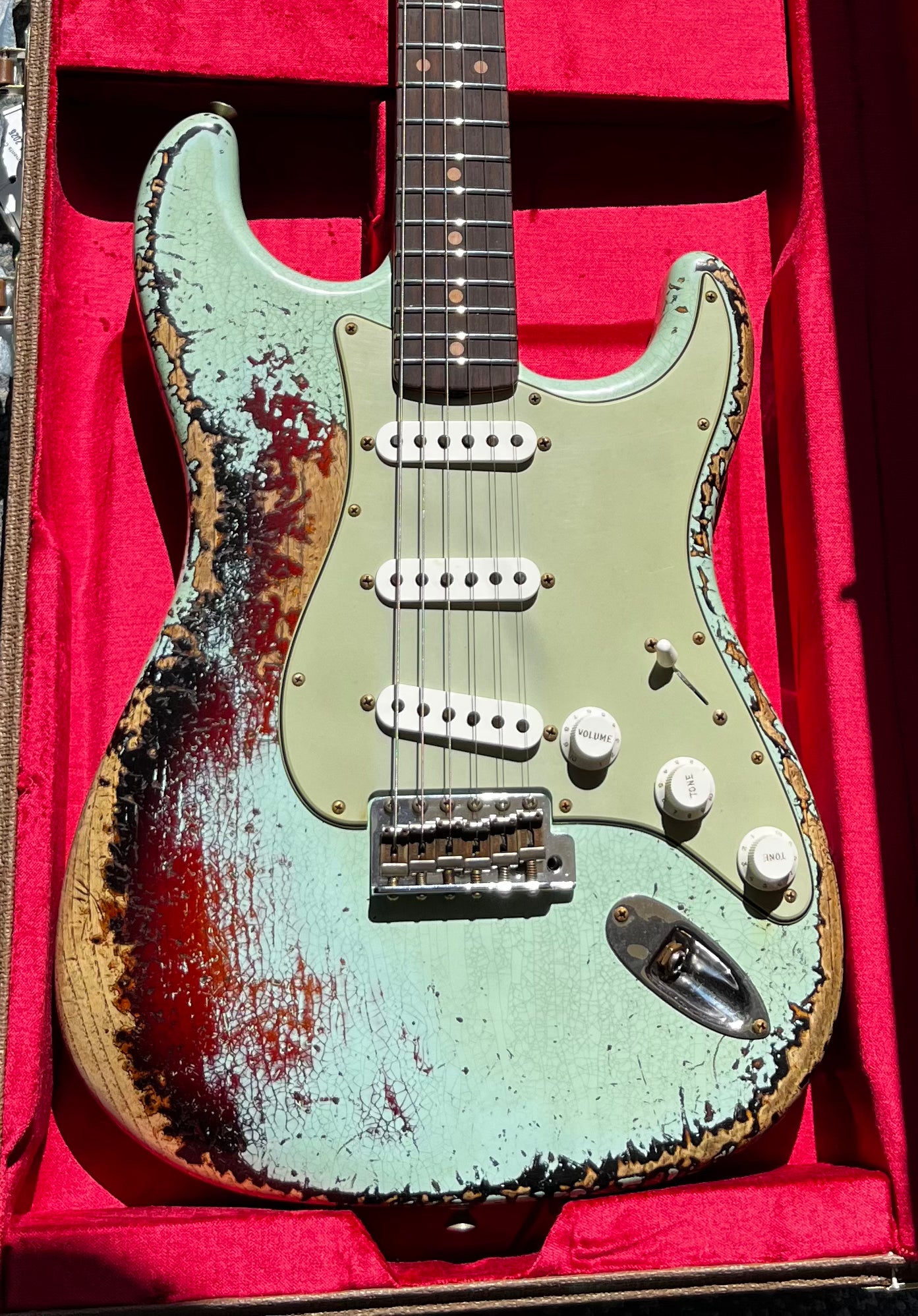 FENDER USA CUSTOM SHOP 1961 Stratocaster Super Heavy Relic, 3A Rosewood Fingerboard, Aged Surf Green over 3-Color Sunburst 9231016779 SERIAL NUMBER CZ590492 - 7 LBS 6 OZ