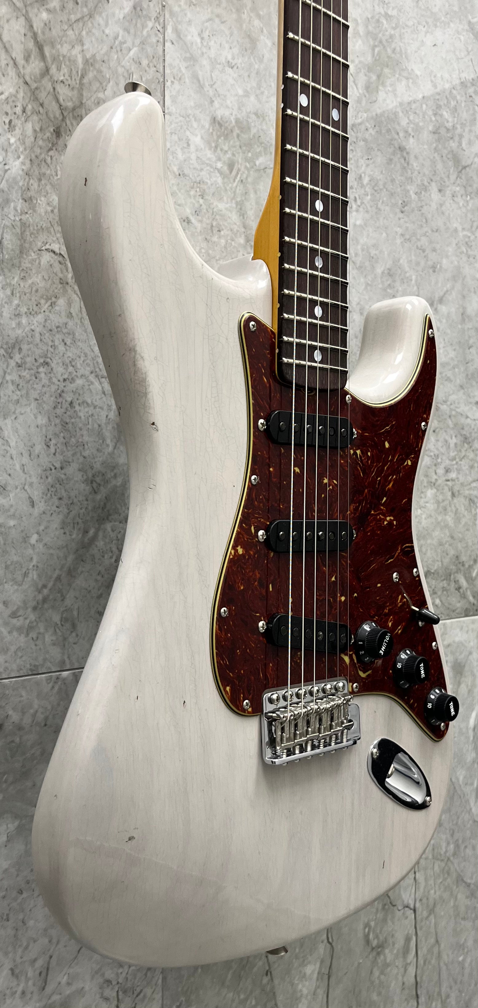 Fender USA Custom Shop Limited Edition Roasted Stratocaster Journeyman Relic with Closet Classic Hardware, Rosewood Fingerboard, Dirty White Blonde 9235700070 SERIAL NUMBER 18639 - 7.0 LBS