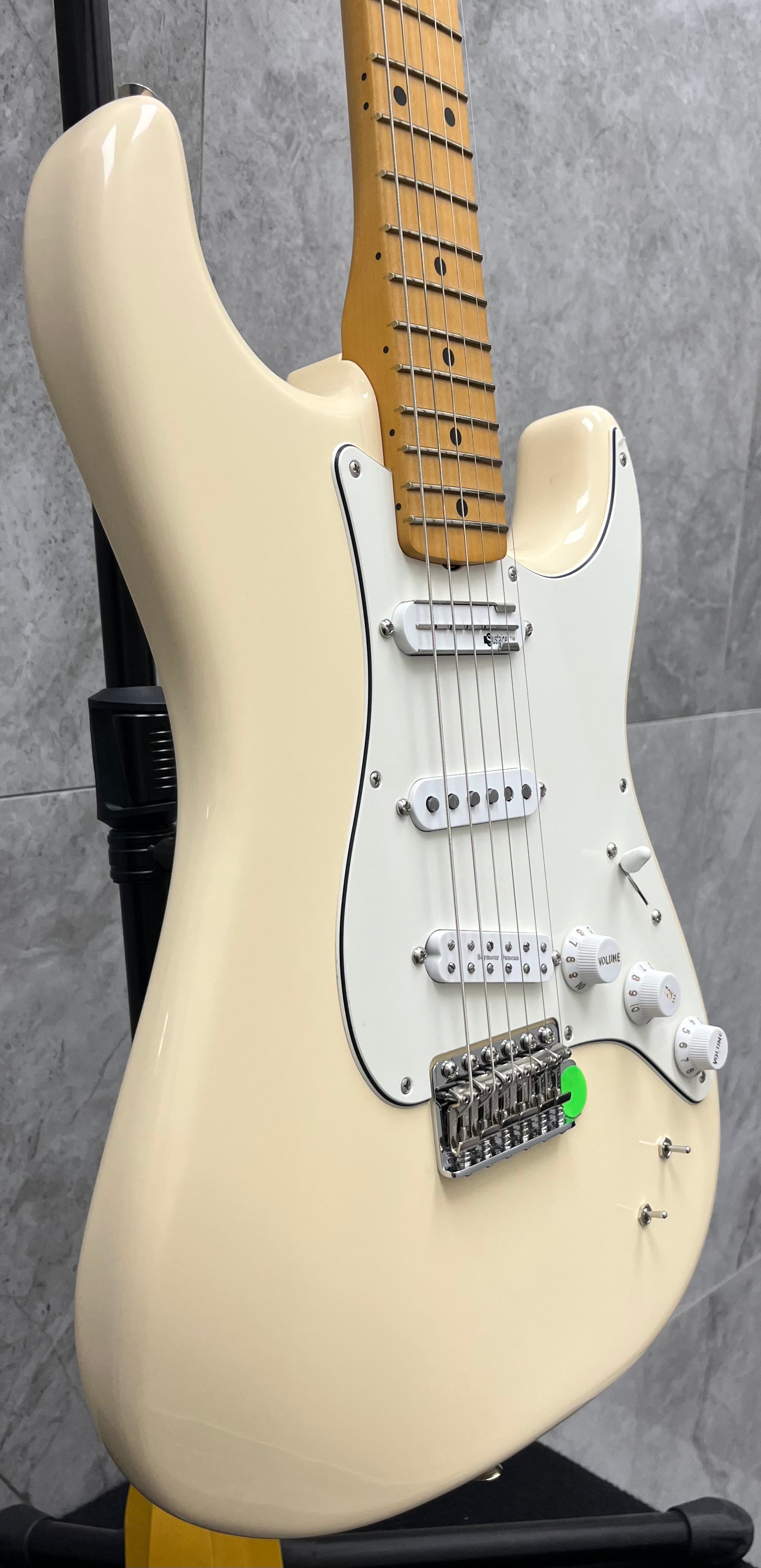 Fender EOB Stratocaster Maple Fingerboard Olympic White Ed O'Brien Signature 0140192305