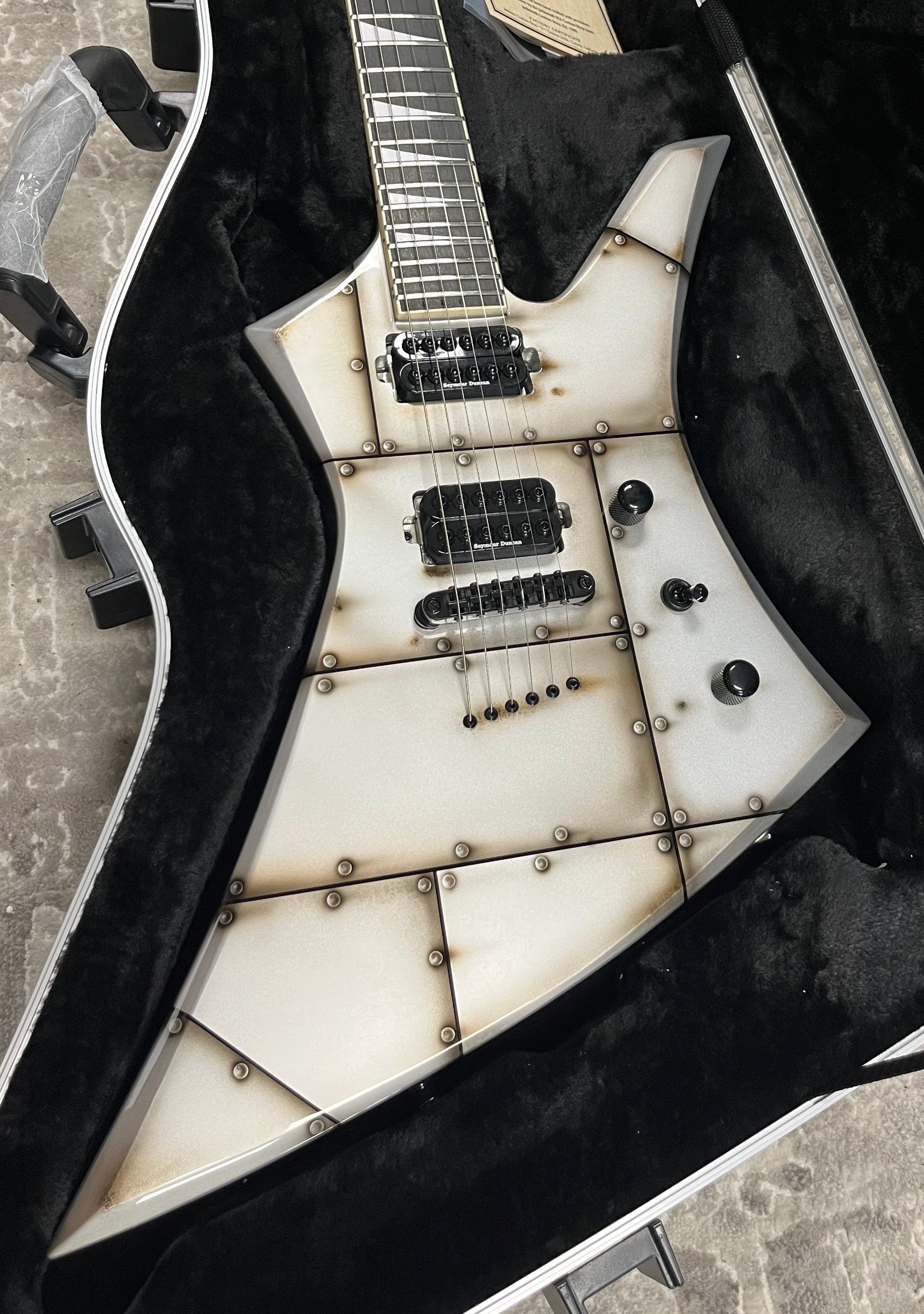 JACKSON USA CUSTOM SHOP KELLY KE2 AT1 - BOLTED STEEL HAND AIRBRUSHED BY THE JACKSON ARTIST 2811002518 SERIAL NUMBER J11371 - 7 LBS 14 OZ