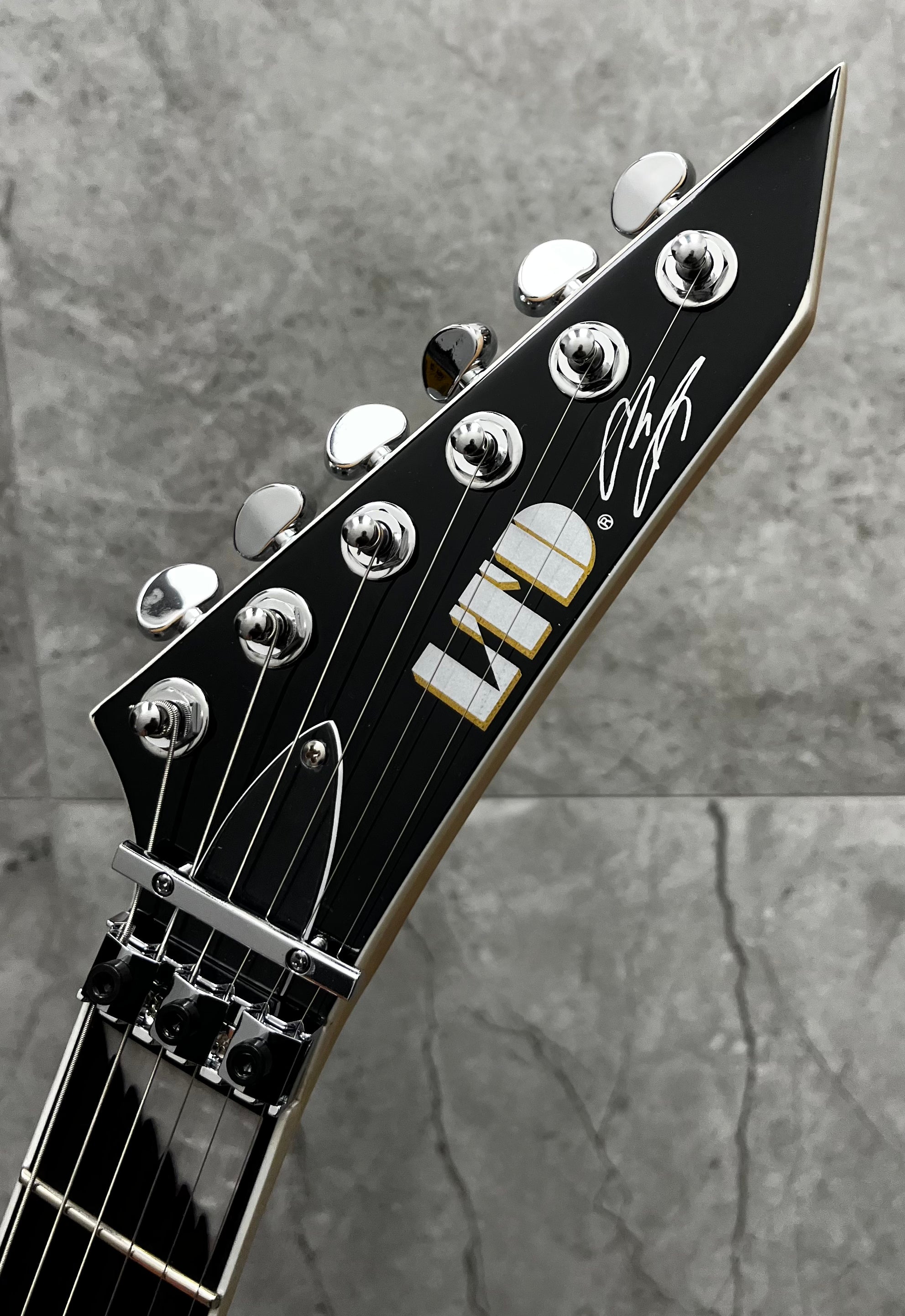 ESP LTD ALEXI SAWTOOTH SE Black w/ White Pinstripe LALEXISAWTOOTHSE
