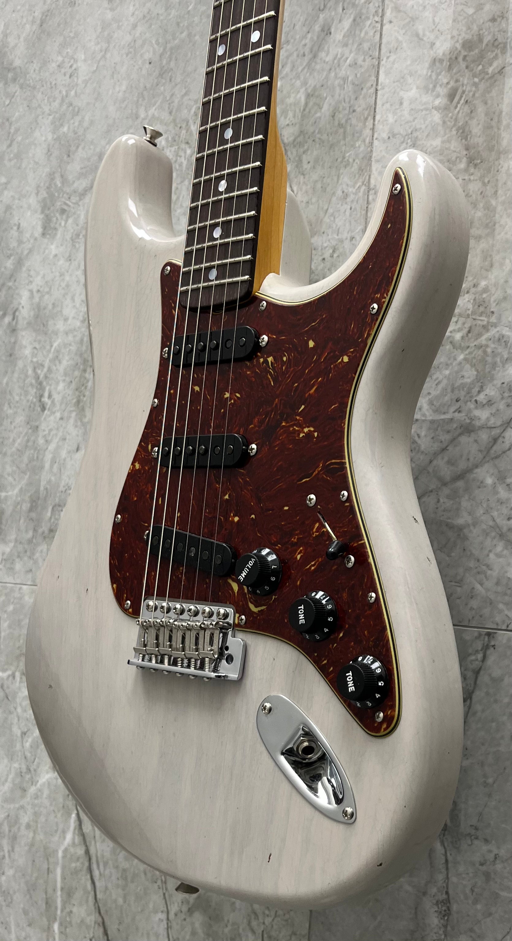 Fender USA Custom Shop Limited Edition Roasted Stratocaster Journeyman Relic with Closet Classic Hardware, Rosewood Fingerboard, Dirty White Blonde 9235700070 SERIAL NUMBER 18639 - 7.0 LBS