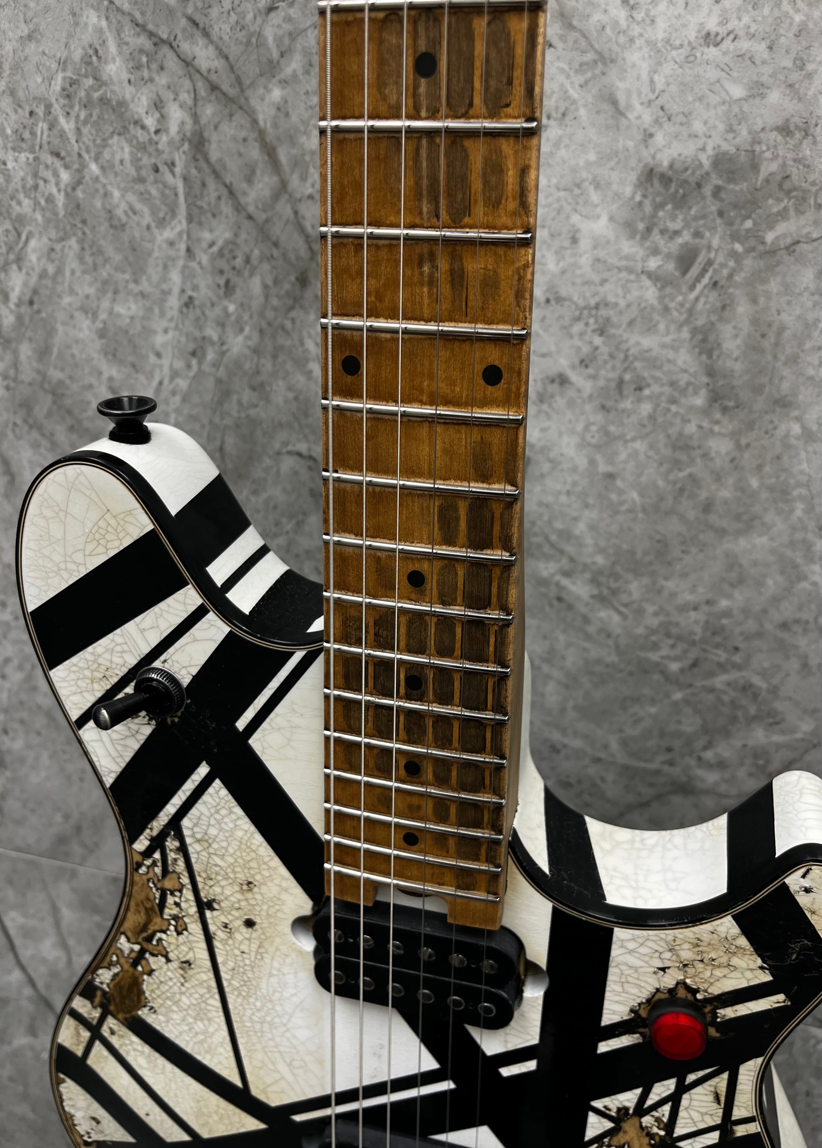 EVH USA CUSTOM SHOP STRIPED RELIC WOLFGANG WHITE / BLACK 5101025093 SERIAL NUMBER WG17791A - 8 LBS 6 OZ