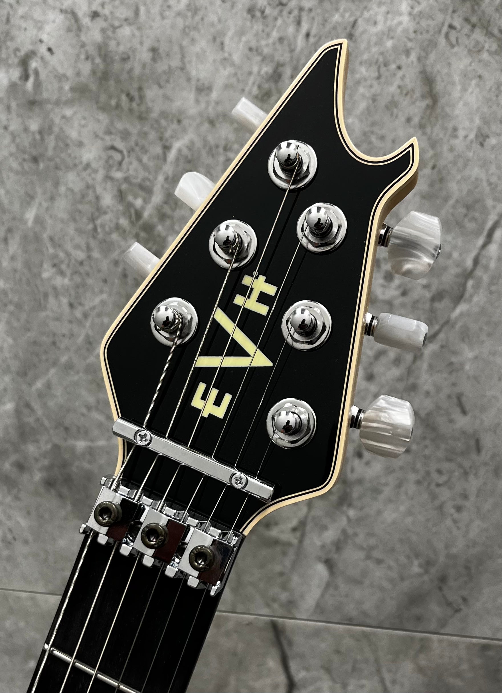 EVH Wolfgang MADE IN THE USA Edward Van Halen Signature Ebony Fingerboard Ivory 5107921849 SERIAL NUMBER WG17735A - 8 LBS 3 OZ