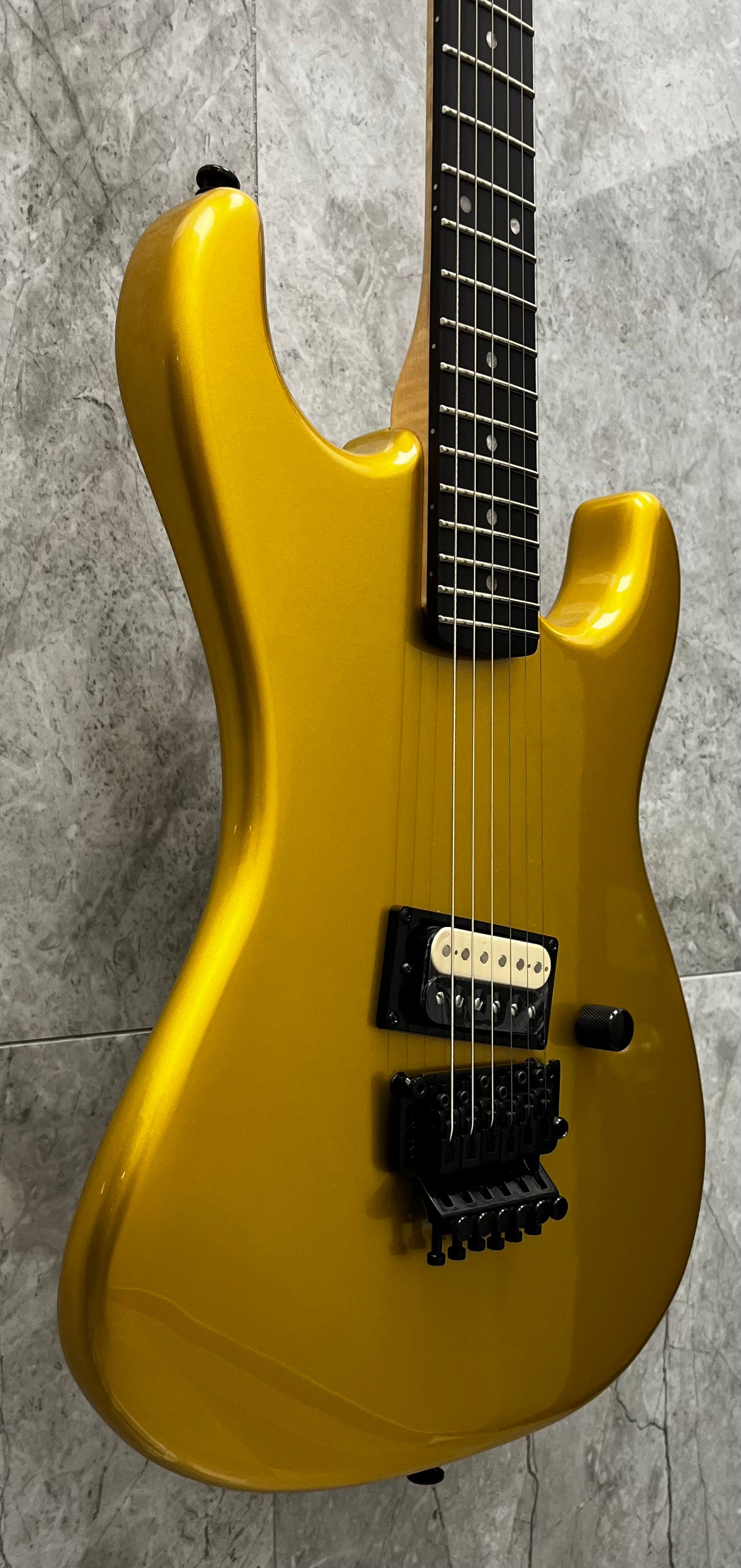 Kramer 50th Anniversary Series - Curated K50BA Baretta Gold gloss finish W/ GIG BAG SERIAL NUMBER 26012901197 - 8 LBS 10 OZ