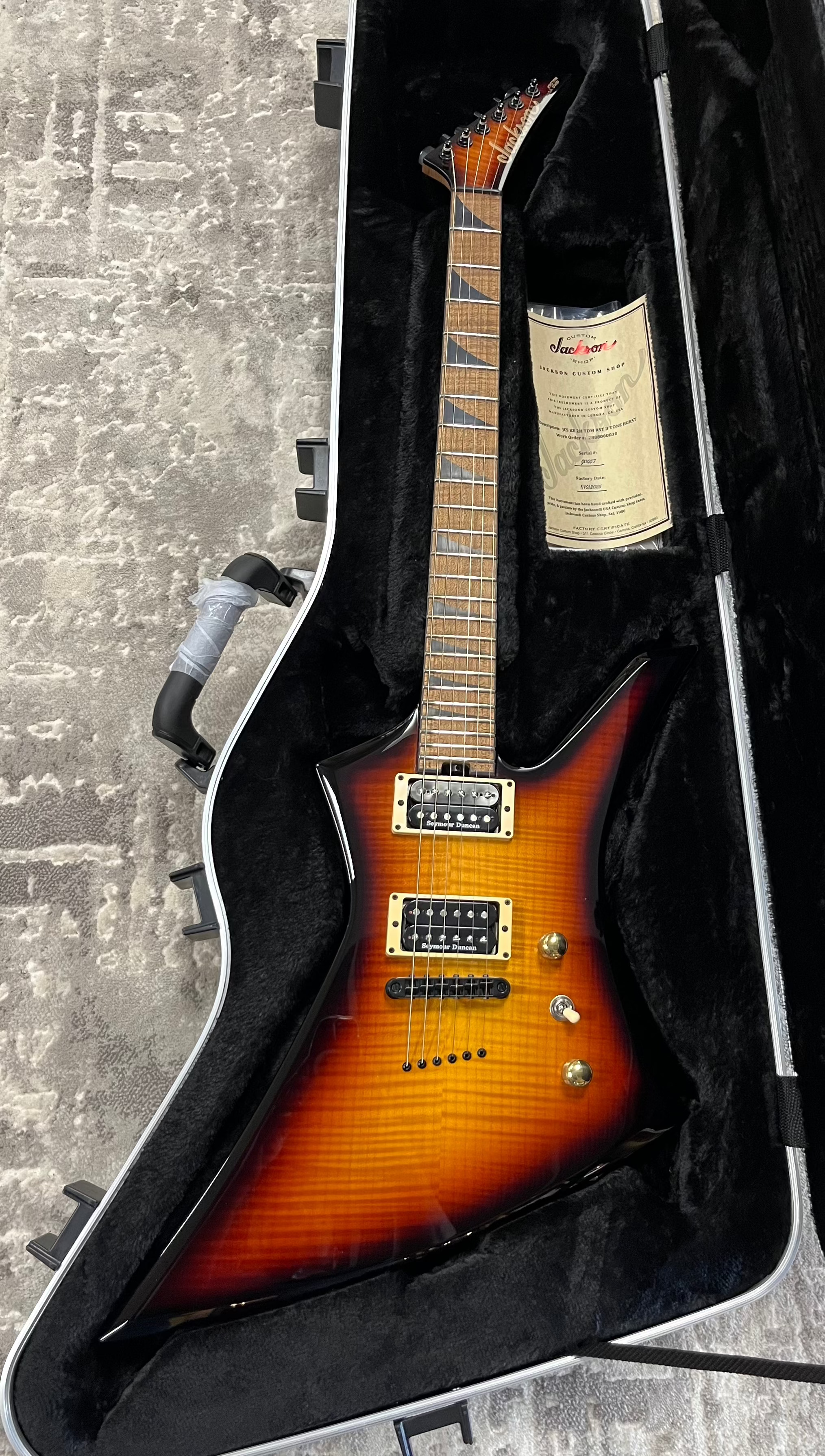 Jackson USA Custom Shop Kelly Flame Top 3-Tone Sunburst 2888000030 SERIAL NUMBER J11057 - 7.2 LBS