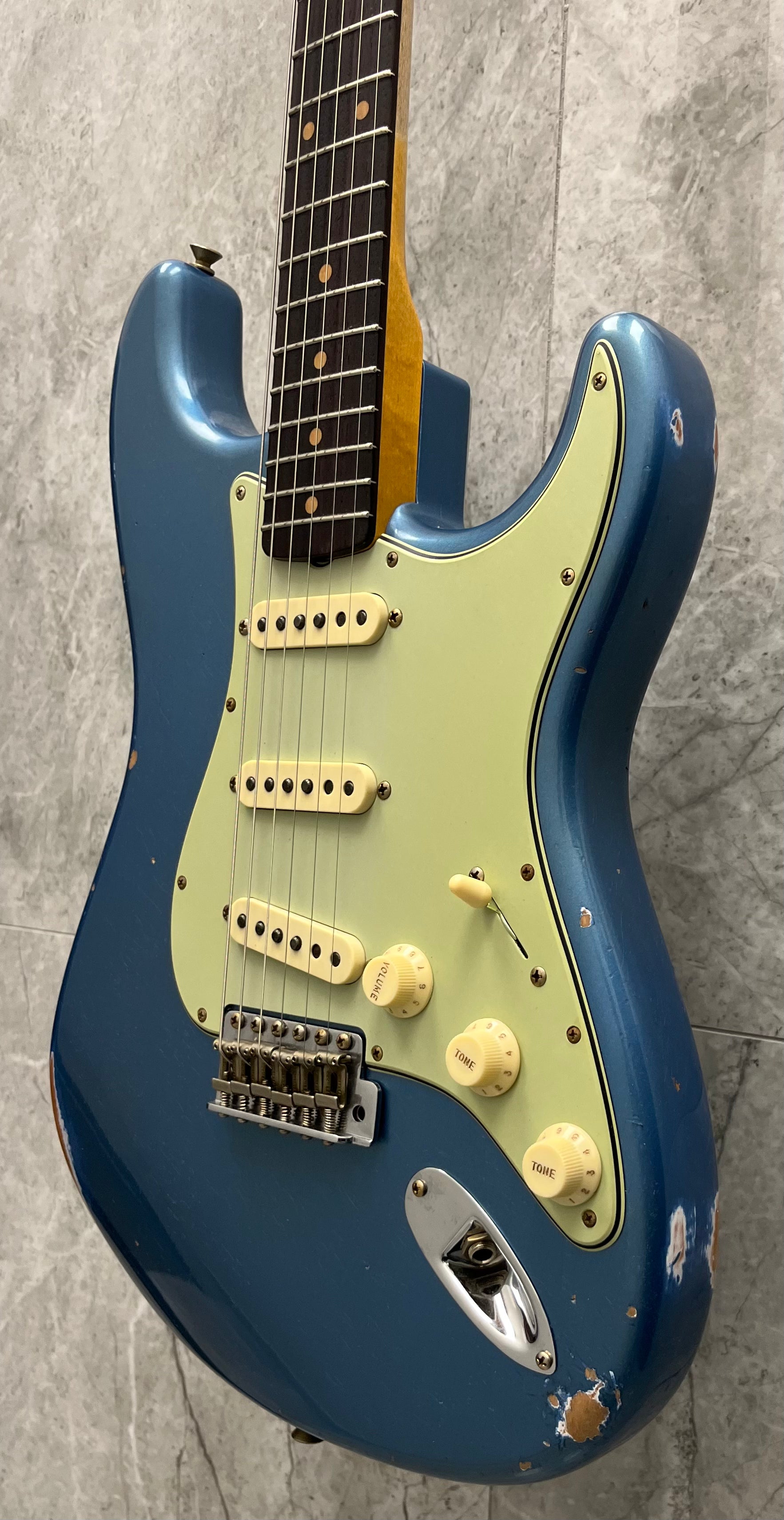 Fender USA Custom Shop 1962 Stratocaster Relic Rosewood Fingerboard Aged Lake Placid Blue 9235700038 SERIAL NUMBER CZ587562 - 7 LBS 9 OZ