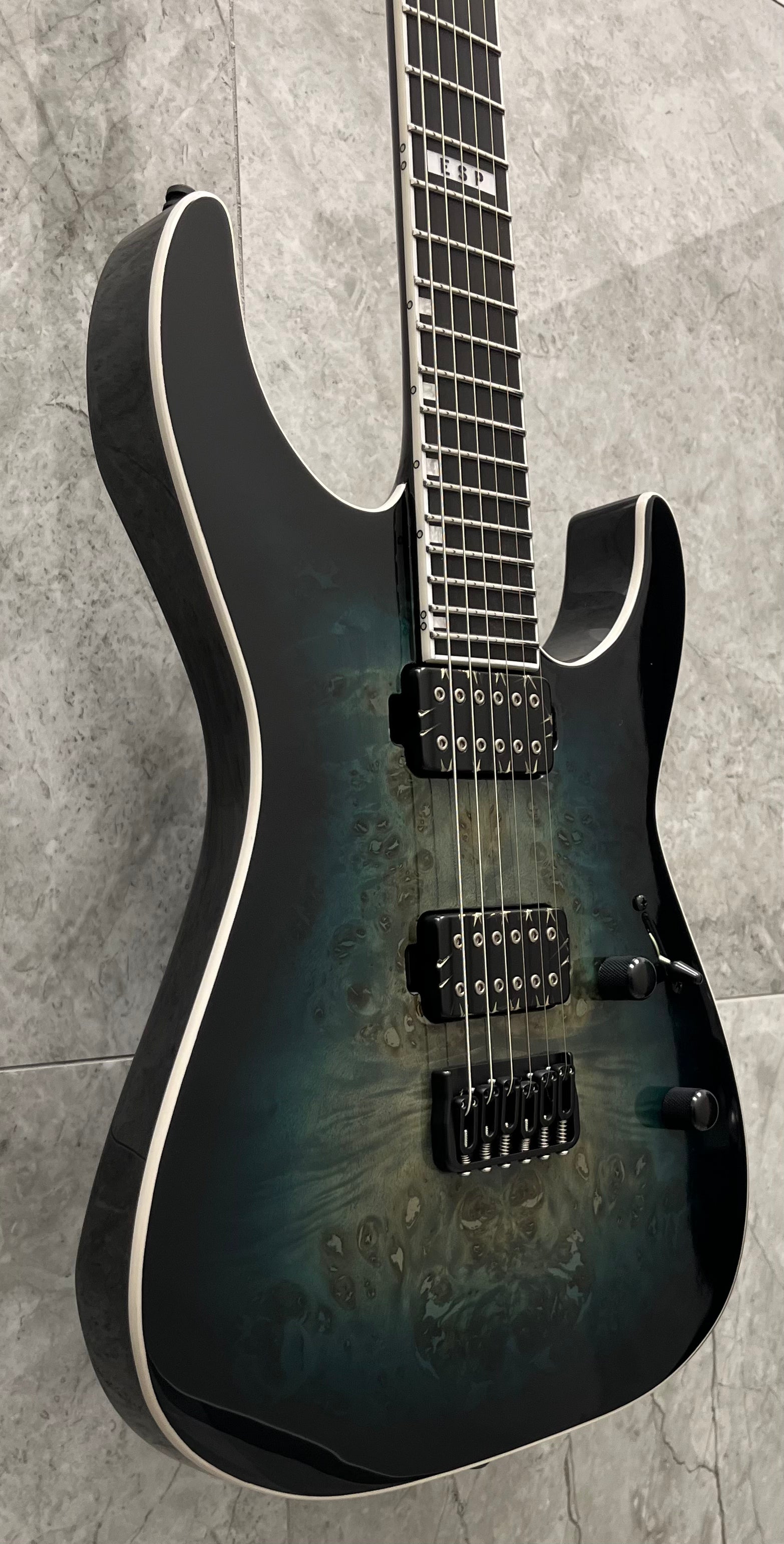 ESP MADE IN JAPAN E-II M-II HT MERCURY BLUE BURST EII MII W/ HARD SHELL CASE EIIMIIHTBMMBLUB SERIAL NUMBER ES6091243 - 8.2LBS