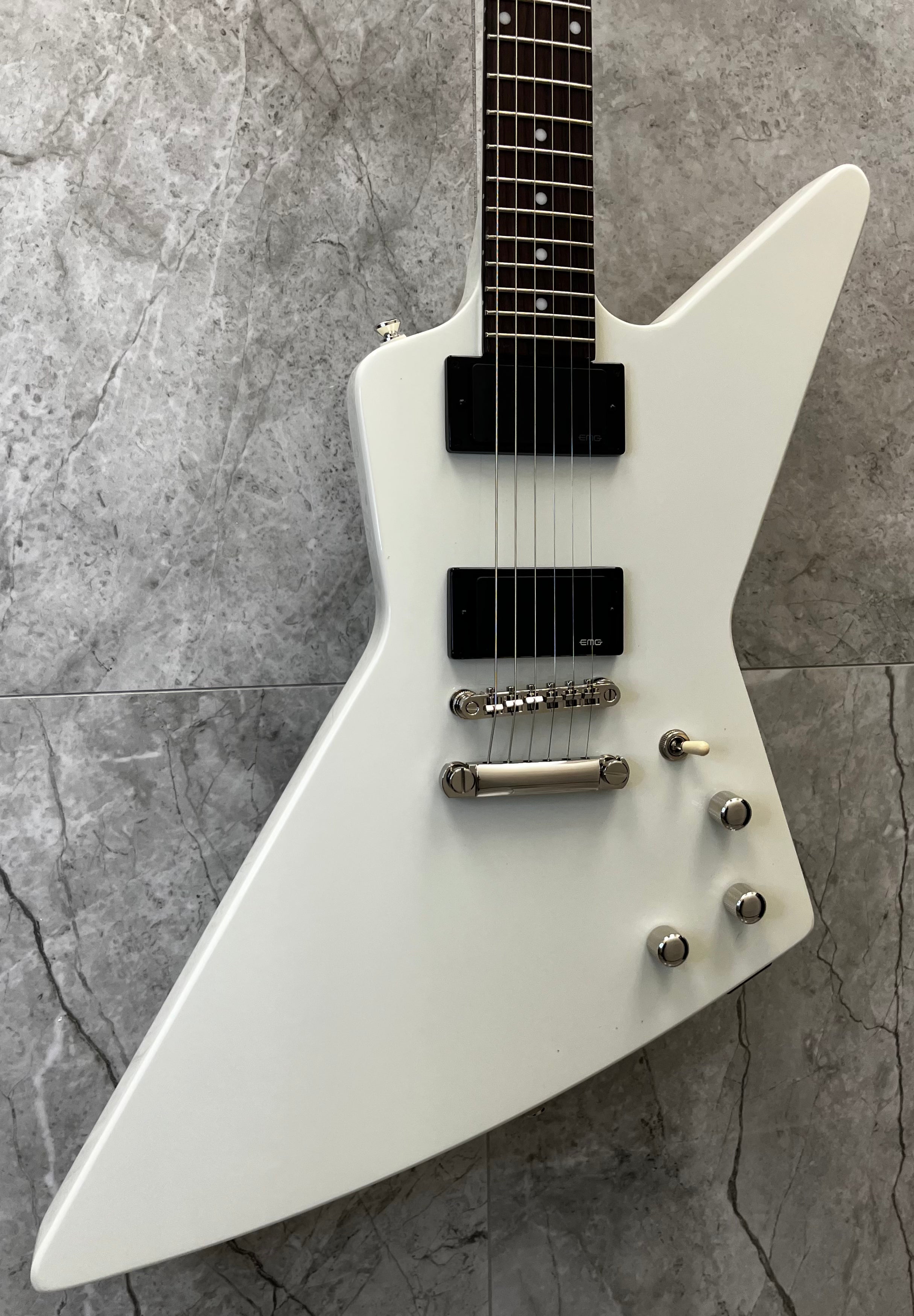 Epiphone Explorer 80s Electric Guitar with Gigbag - Classic White EIEX8CWNH SERIAL NUMBER 26041522270 - 7 LBS 6 OZ