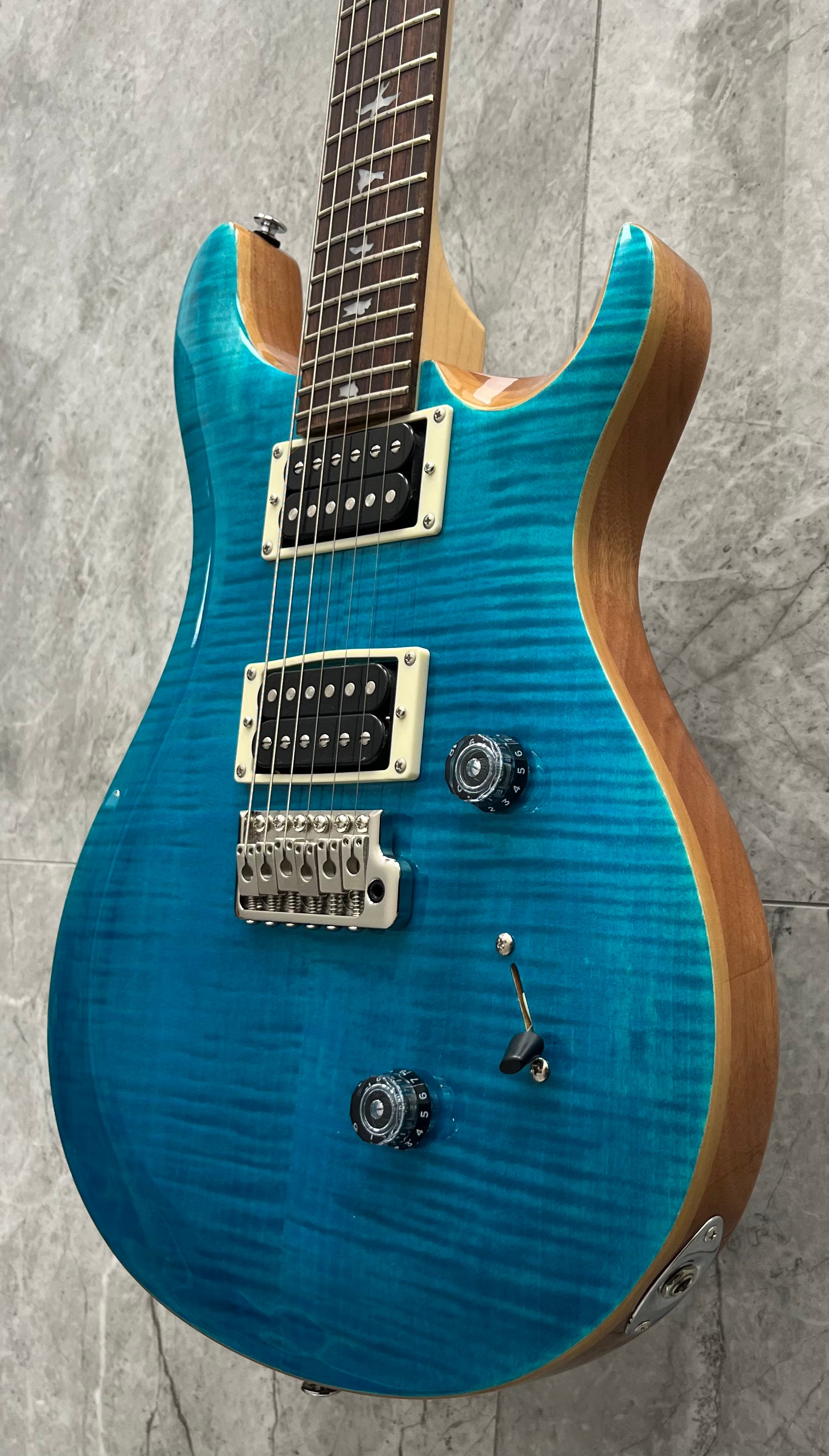 PRS GUITARS SE Custom 24 W/ GIG BAG Blue Matteo / Natural back 108193:BN SERIAL NUMBER CTIG120386 - 7 LBS 12 OZ