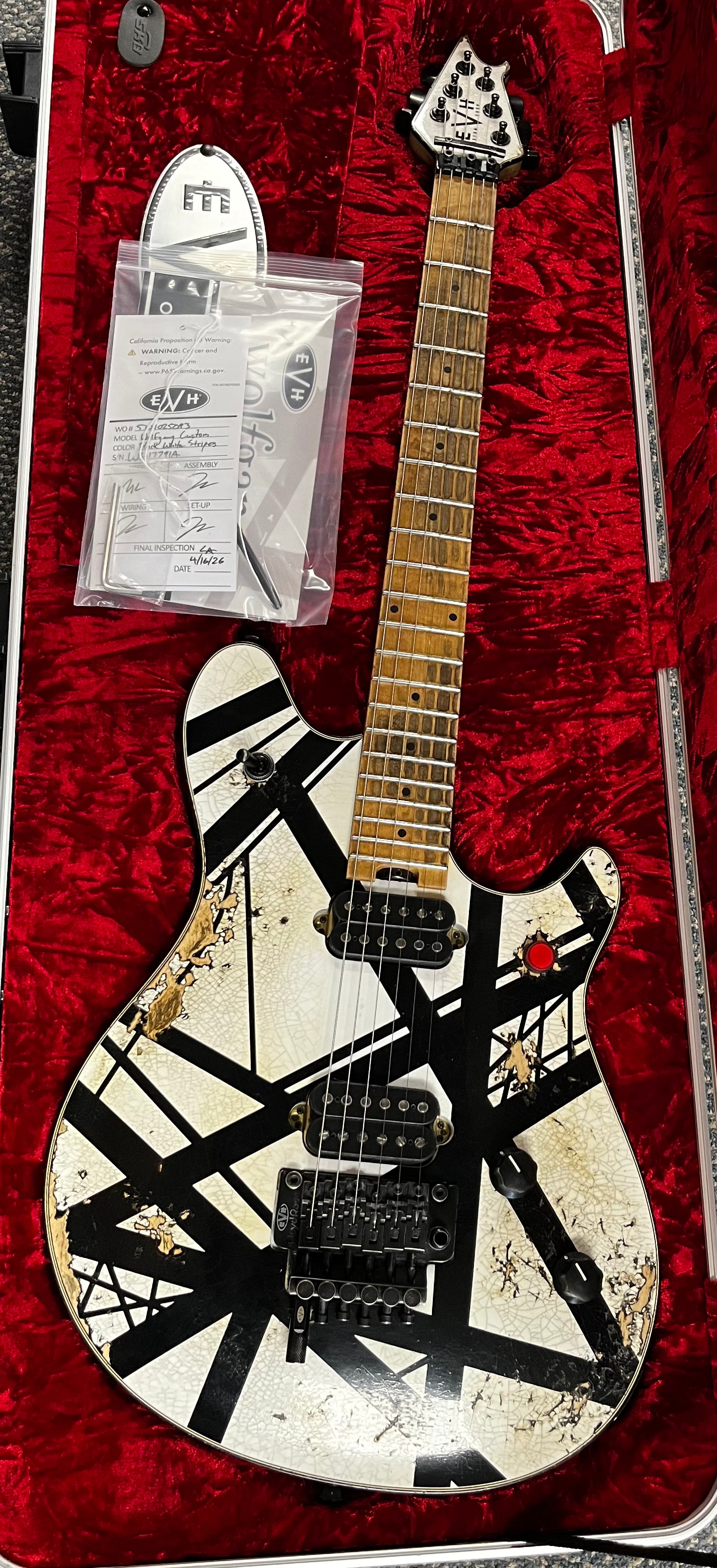EVH USA CUSTOM SHOP STRIPED RELIC WOLFGANG WHITE / BLACK 5101025093 SERIAL NUMBER WG17791A - 8 LBS 6 OZ
