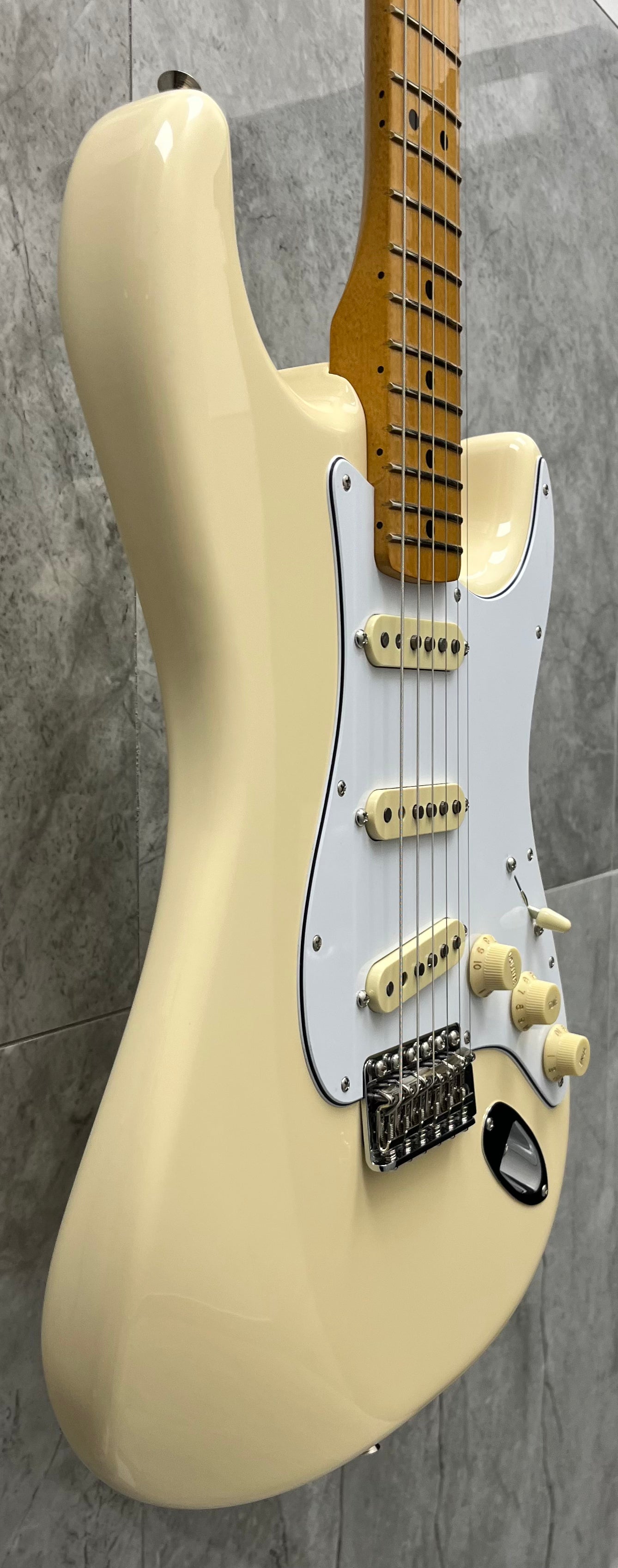 Fender Jimi Hendrix Stratocaster, Maple Fingerboard, Olympic White 0145802305 SERIAL NUMBER MX25014652 - 7.8 LBS
