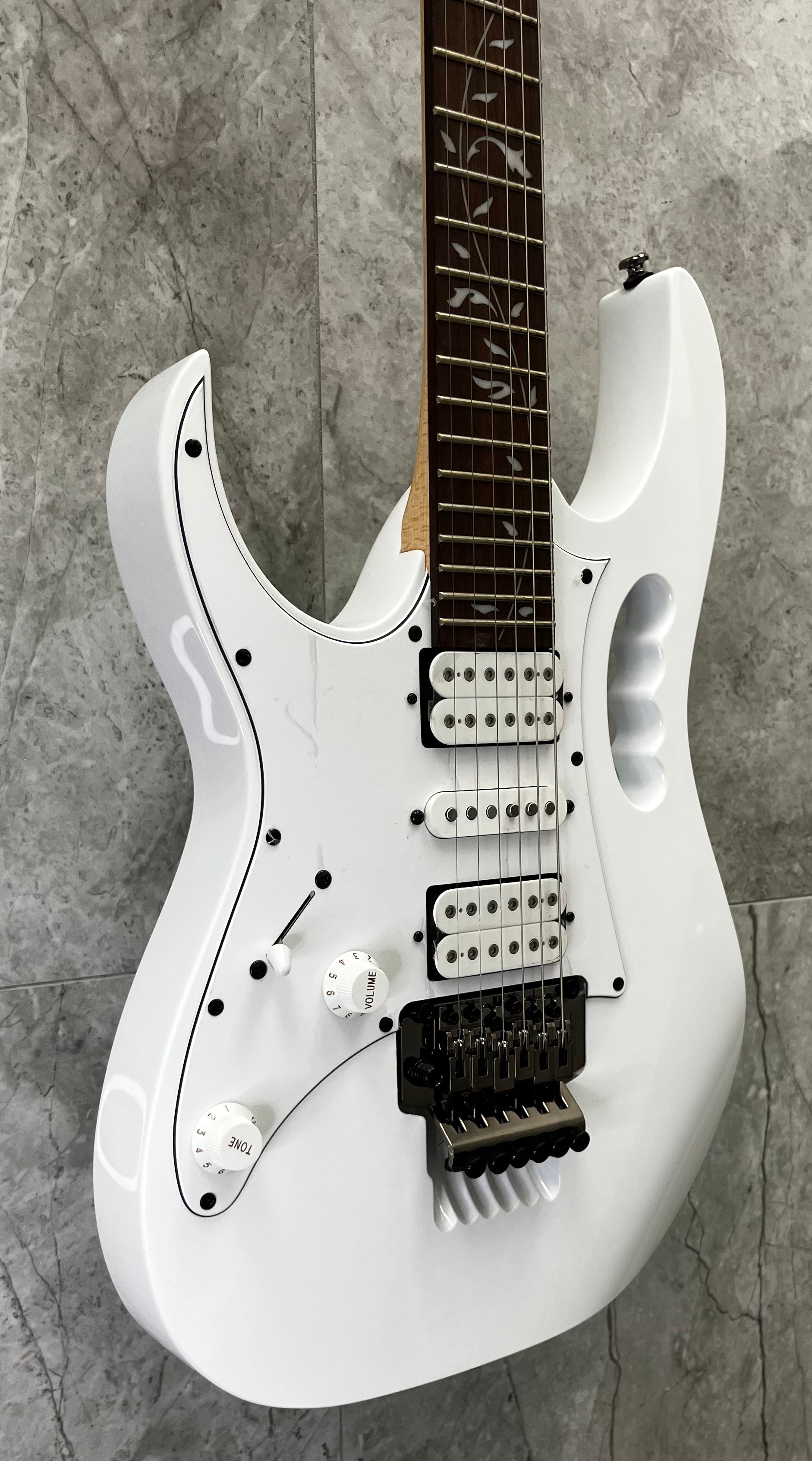 Ibanez JEMJRLWH Steve Vai LEFT HANDED Signature Series Jemjr 6 String LH Electric Guitar White SERIAL NUMBER I260102622 - 7 LBS 8 OZ
