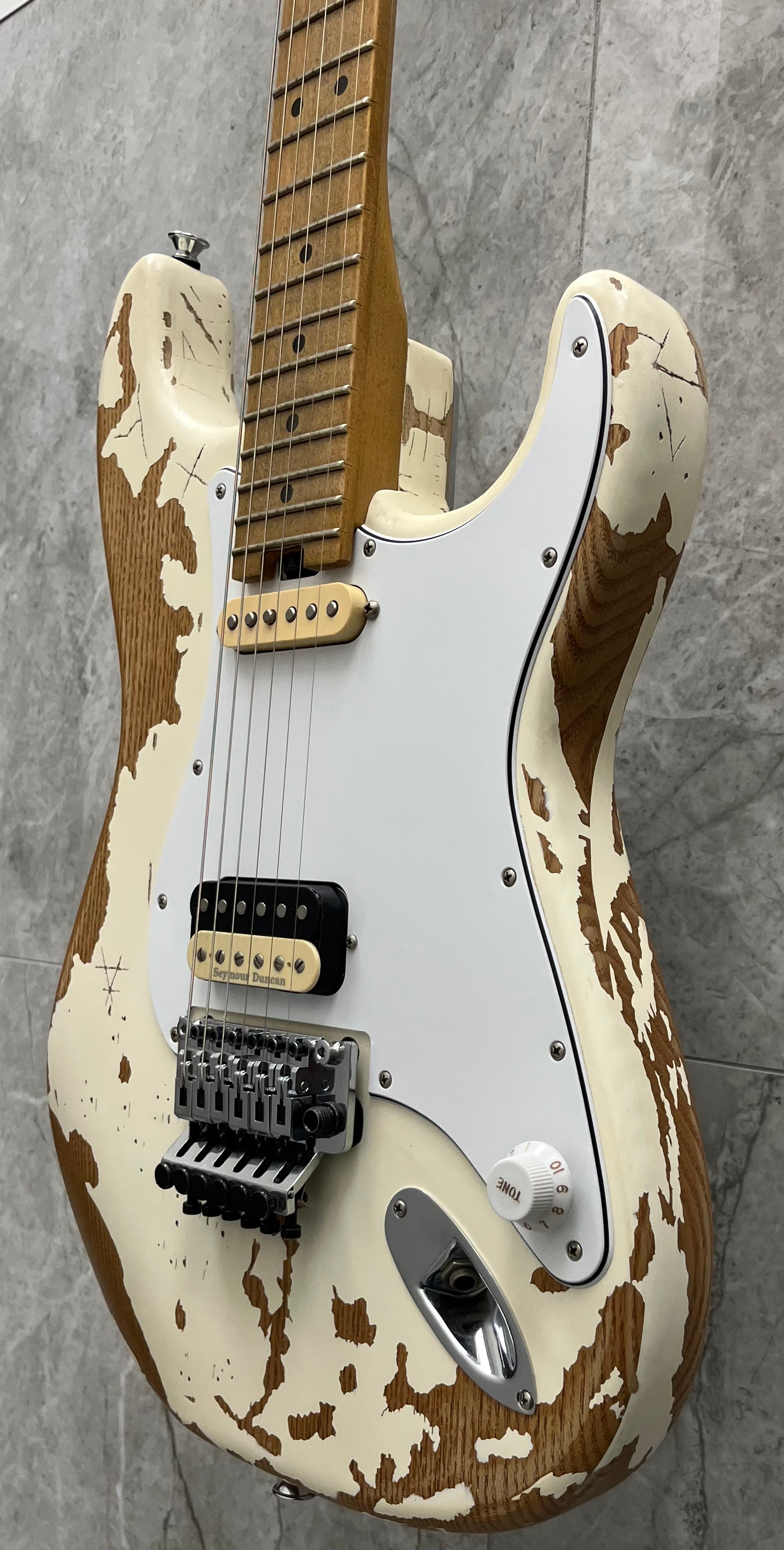 CHARVEL Henrik Danhage Limited Edition Signature Pro-Mod So-Cal Style 1 HS FR M Maple Fingerboard, White Relic 2966035855 SERIAL NUMBER MC241746 - 7.6 LBS