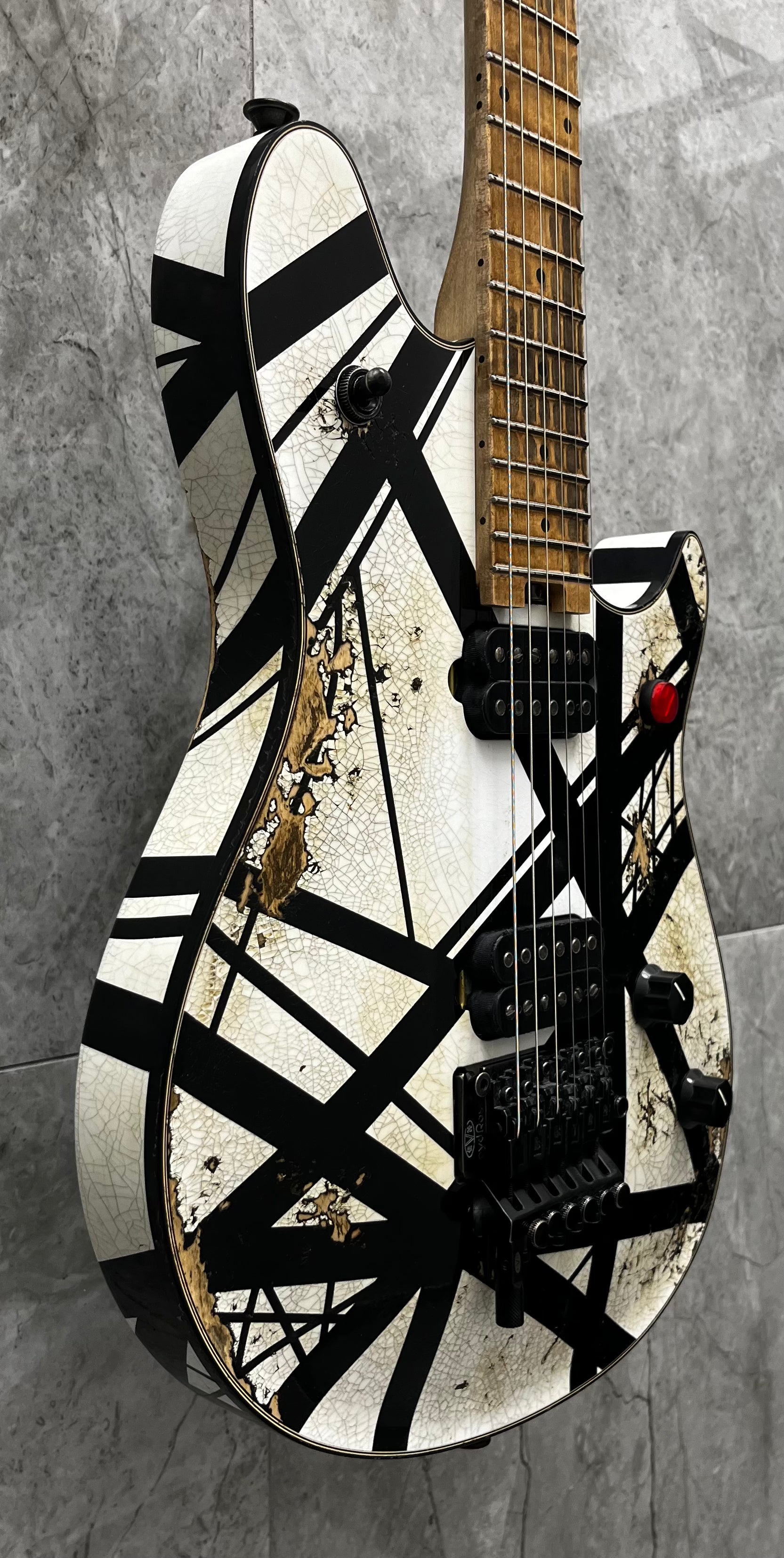 EVH USA CUSTOM SHOP STRIPED RELIC WOLFGANG WHITE / BLACK 5101025093 SERIAL NUMBER WG17791A - 8 LBS 6 OZ