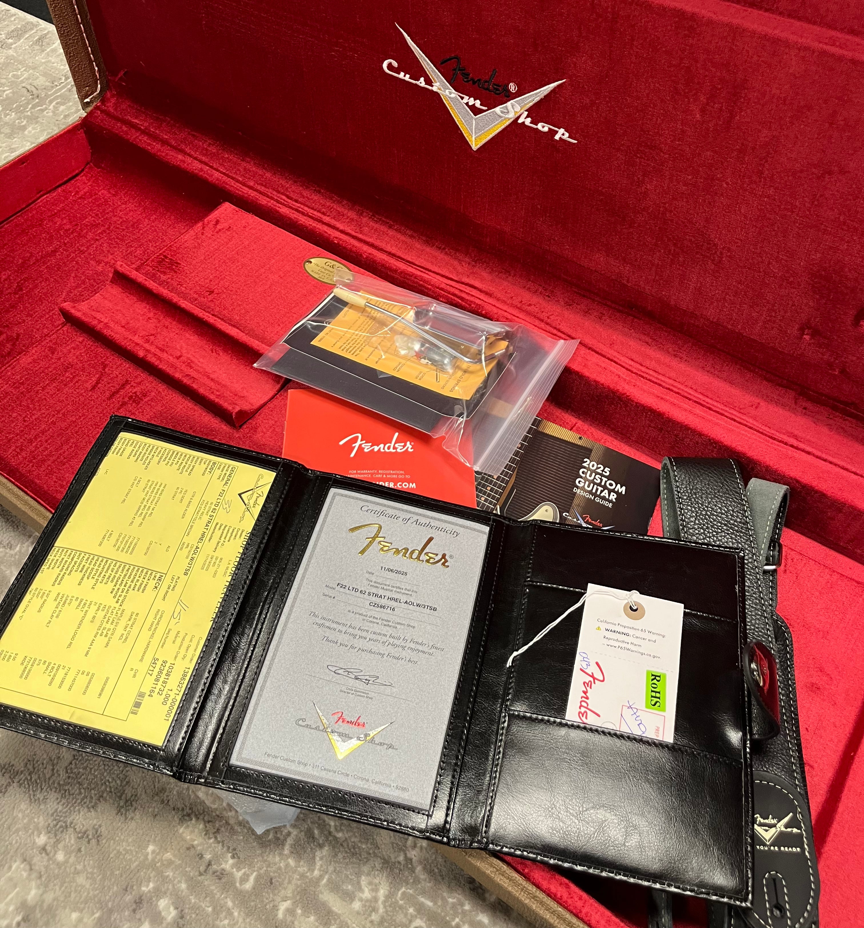 Fender USA Custom Shop Limited Edition 1962 Heavy Relic Stratocaster Aged Olympic White Over 3-Tone Sunburst 9236081164 SERIAL NUMBER CZ586716 7 LBS 15 OZ