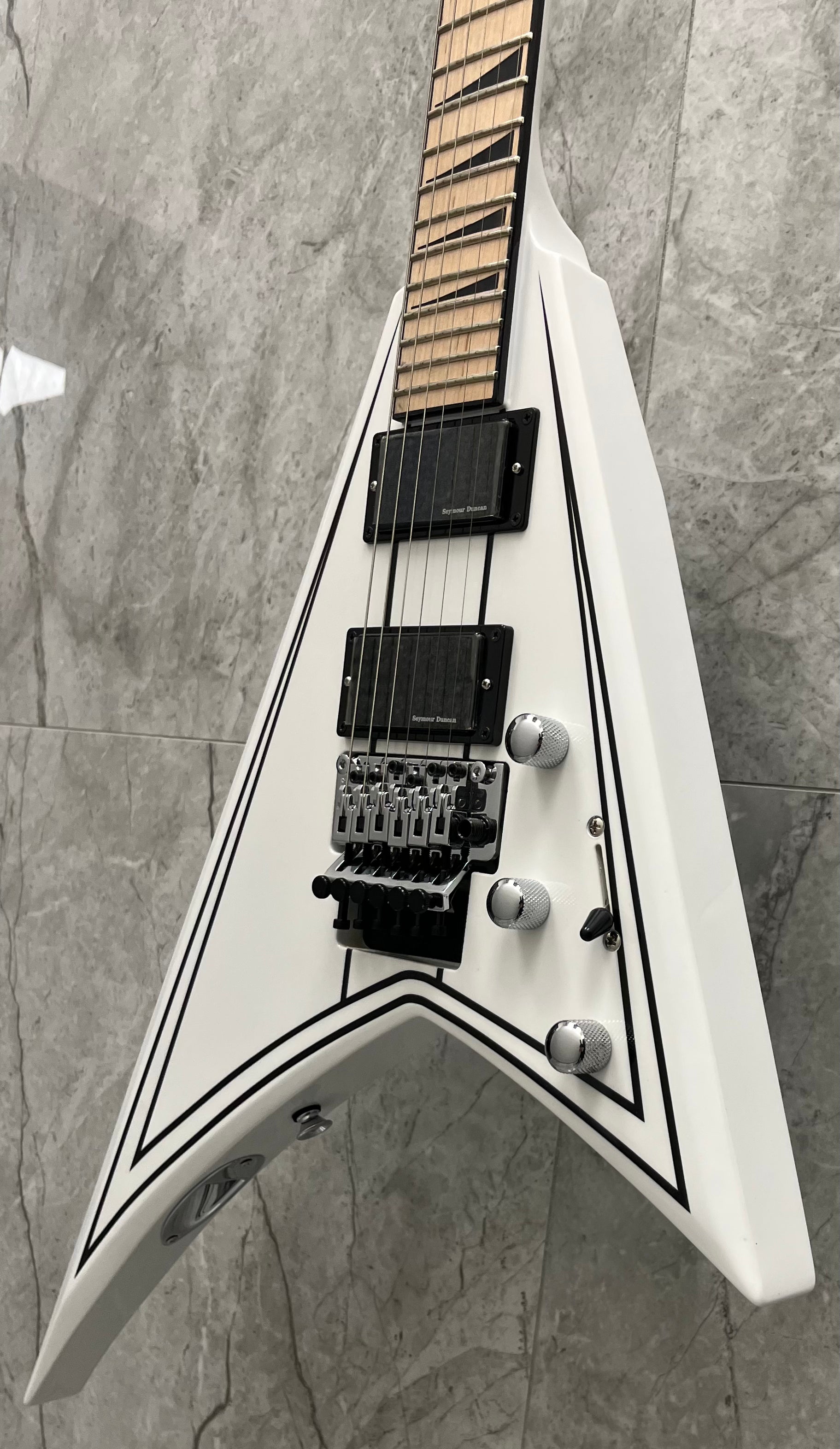 Jackson X Series Rhoads RRX24M Maple Fingerboard Snow White with Black Pinstripes SERIAL NUMBER ICJ2500548 - 7.6 LBS