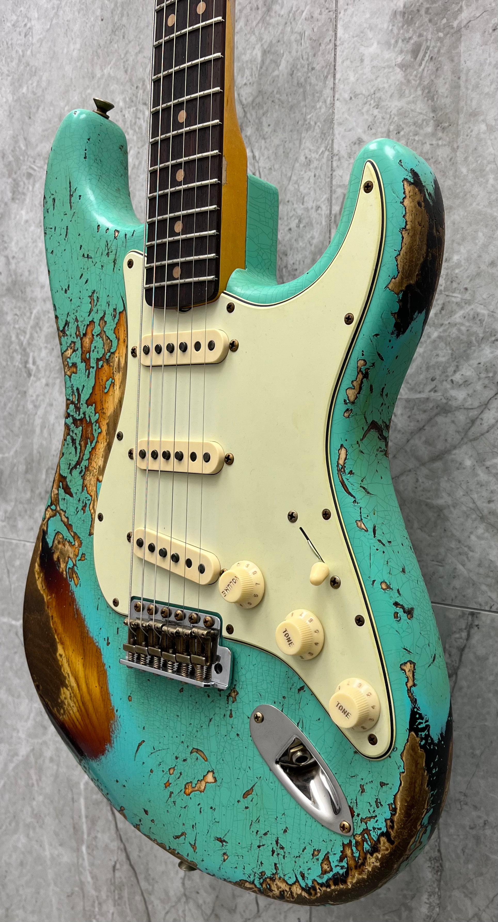 Fender Custom Shop 1963 Stratocaster Super Heavy Relic 3A Rosewood Fingerboard, Super Faded Aged Surf Green over 3-Color Sunburst 9236091095 SERIAL NUMBER CZ582480 - 7.4 LBS