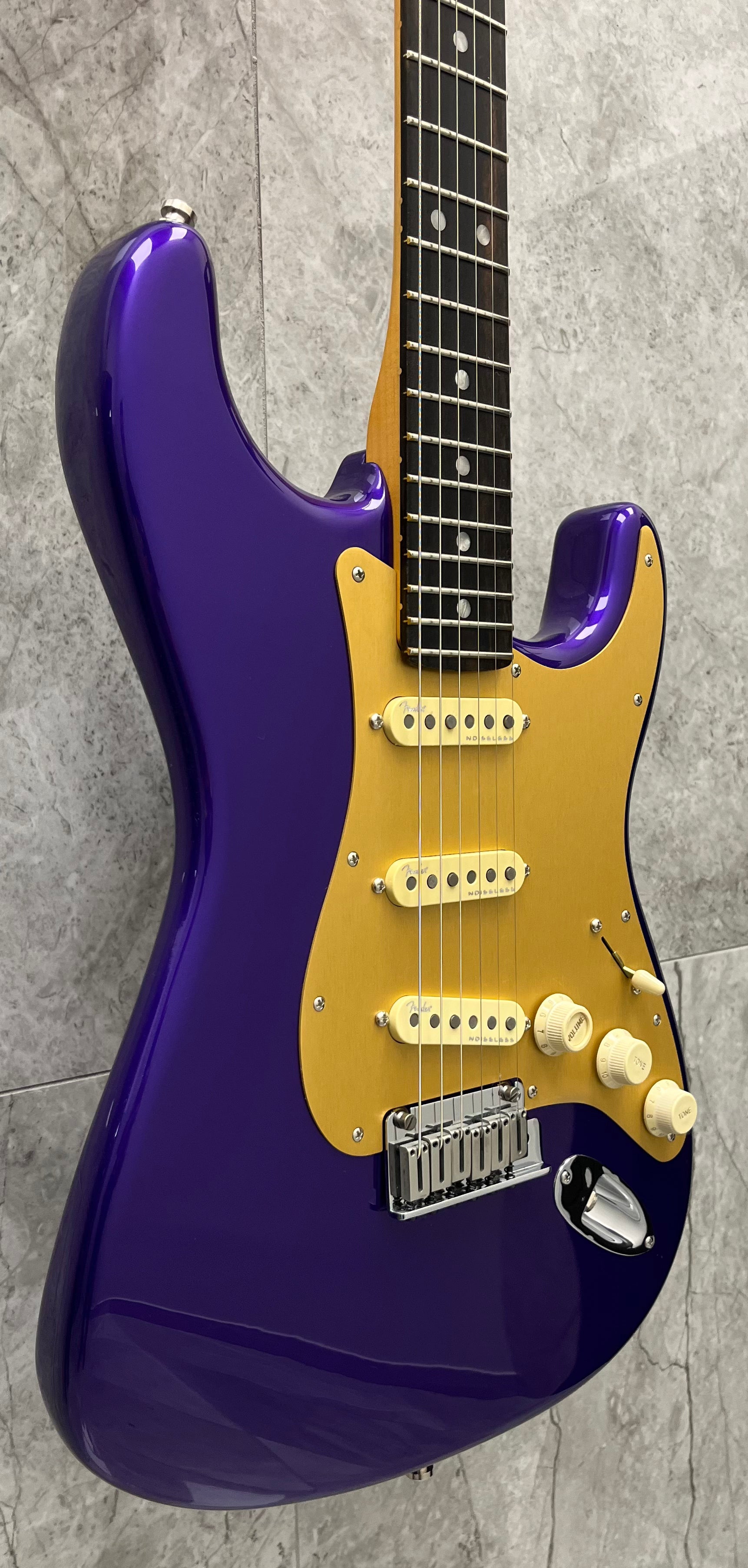 FENDER USA FSR Limited Edition American Ultra Stratocaster Plum Metallic w/Ebony Fingerboard & Anodized Gold Pickguard 0118011713 SERIAL NUMBER US240007406 - 8.0 LBS