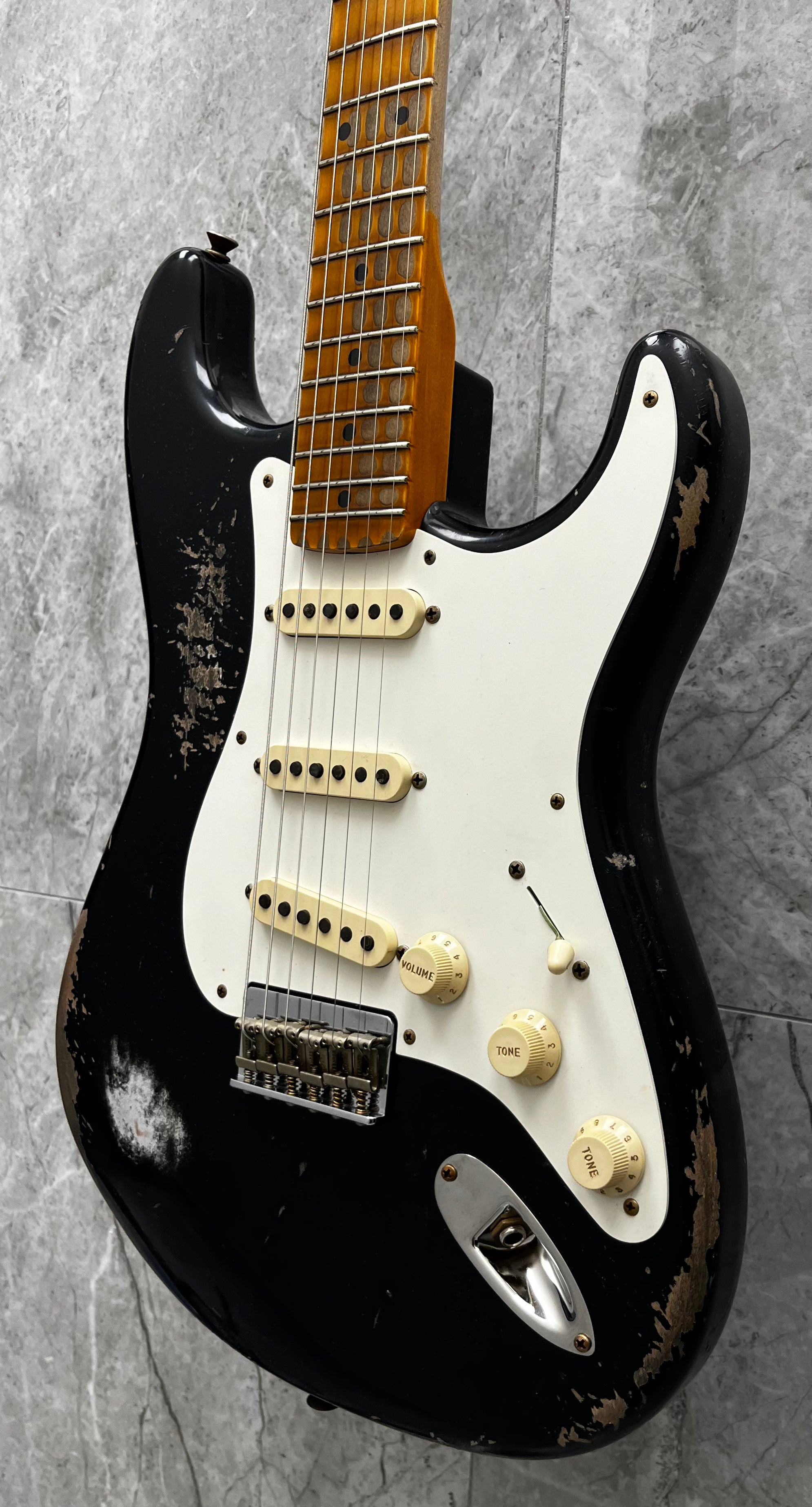 FENDER USA CUSTOM SHOP 1956 Hardtail Stratocaster Heavy Relic Black 9235700225 SERIAL NUMBER CZ2589131 - 6 LBS 15 OZ