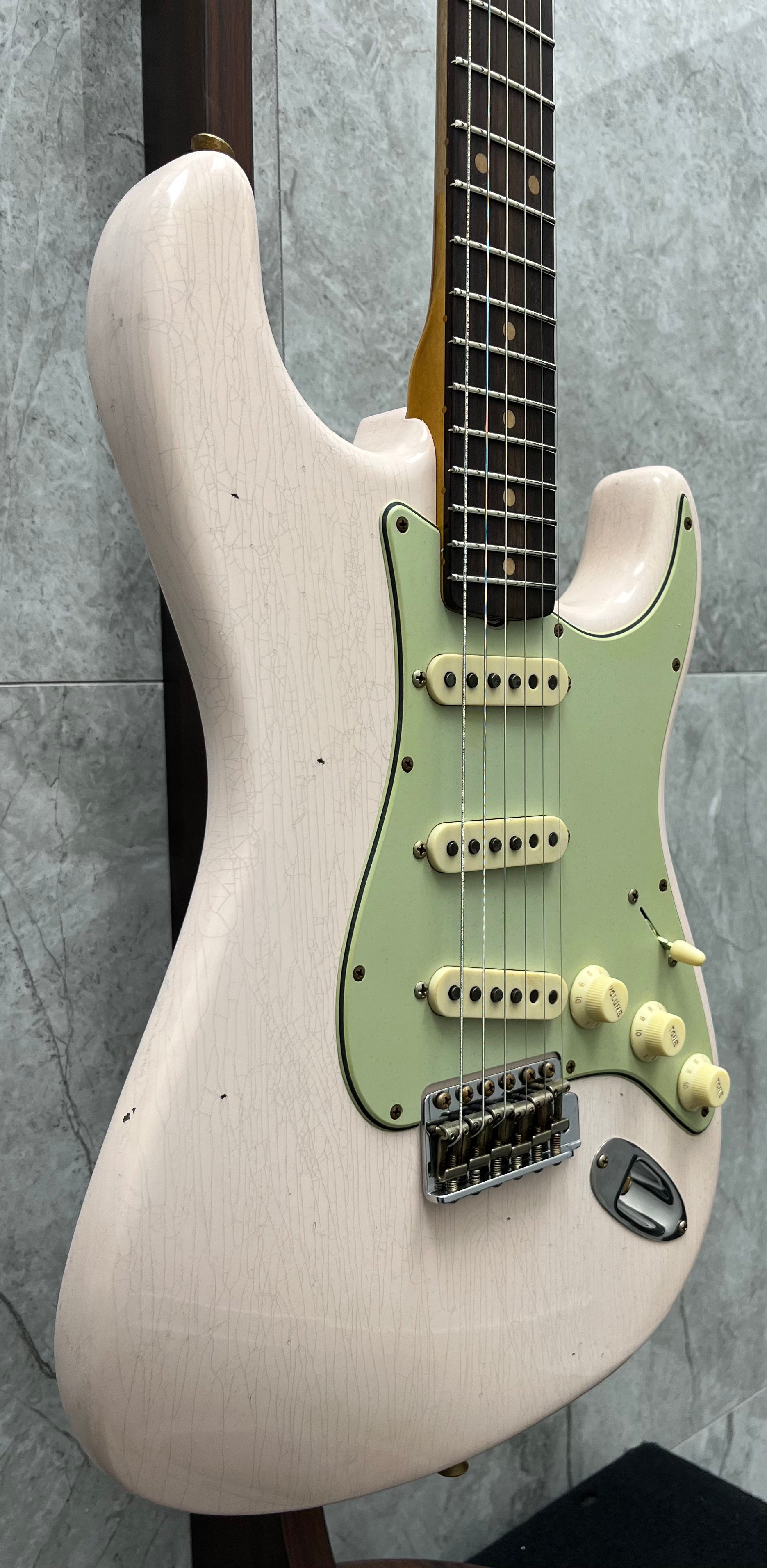 Fender USA Custom Shop 1959 Stratocaster Journeyman Relic 3A Rosewood Fingerboard, Super Faded Aged Shell Pink 9236091088 SERIAL NUMBER CZ582653 - 7.6 LBS
