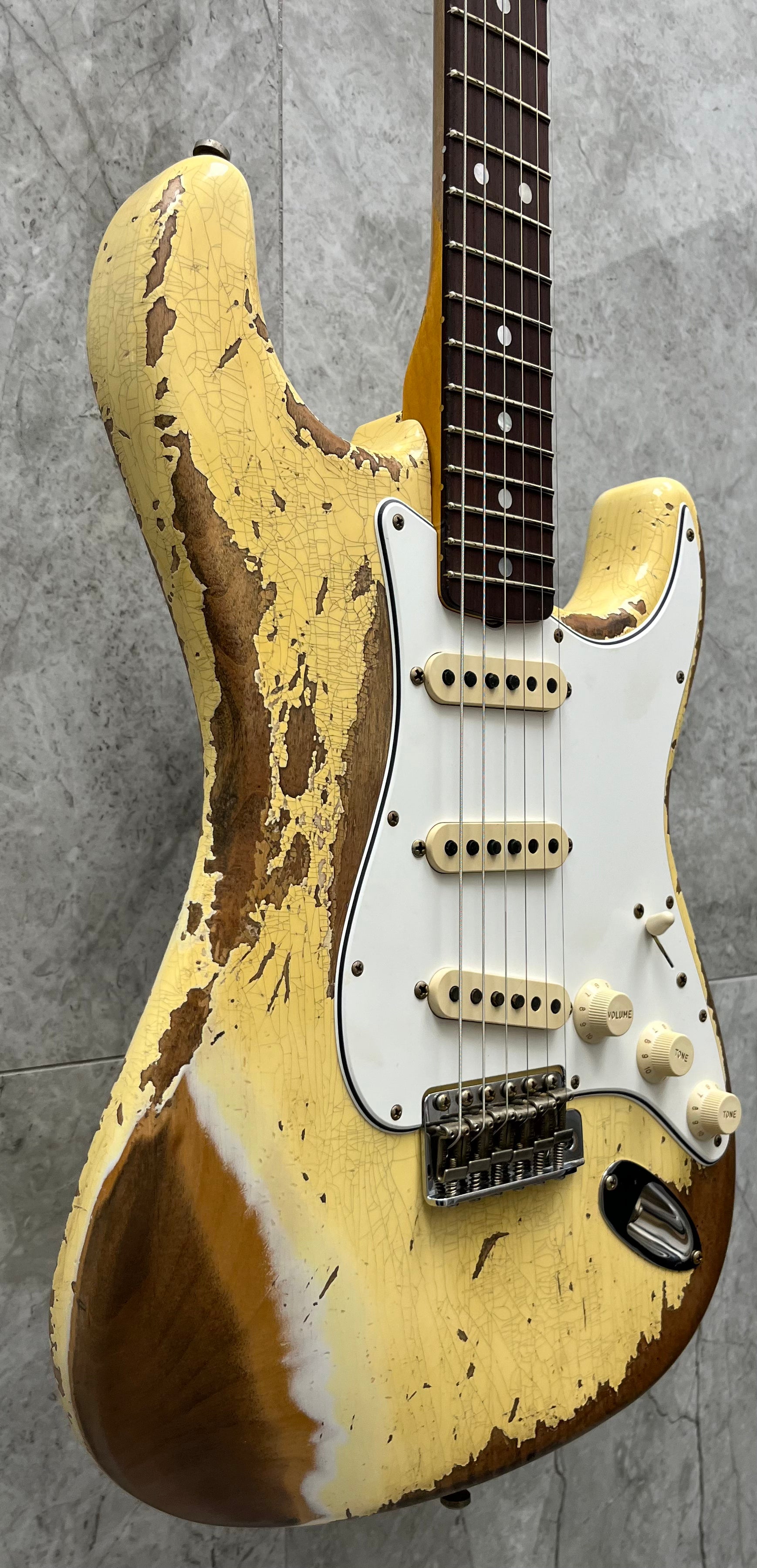 Fender Custom Shop 2025 Strat Pro Super Heavy Relic, 3A Rosewood Fingerboard, Aged Vintage White 9231016928 SERIAL NUMBER 18577 - 7 LBS 15 OZ