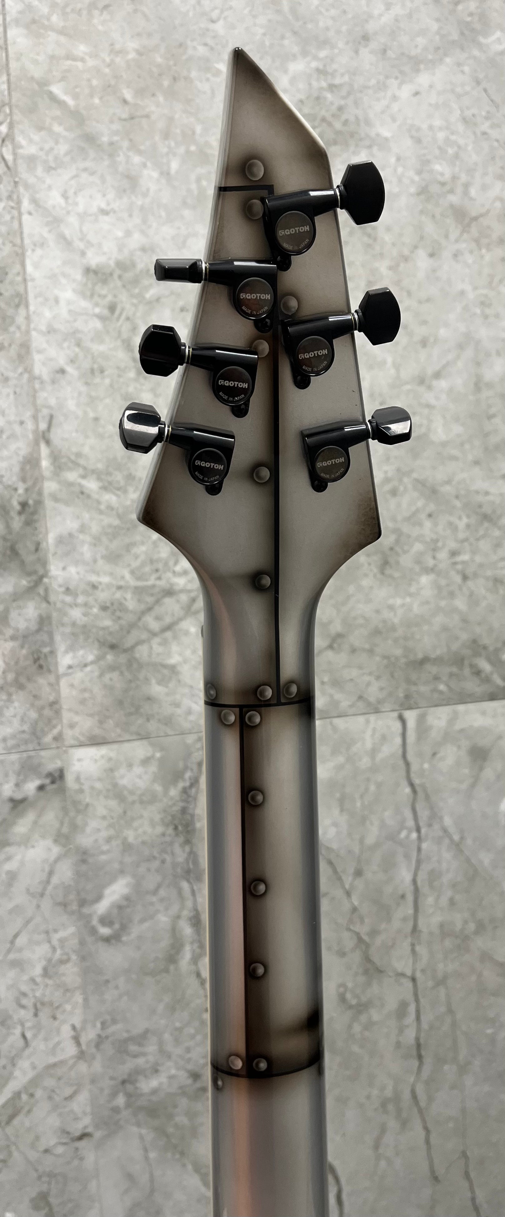 JACKSON USA CUSTOM SHOP KELLY KE2 AT1 - BOLTED STEEL HAND AIRBRUSHED BY THE JACKSON ARTIST 2811002518 SERIAL NUMBER J11371 - 7 LBS 14 OZ