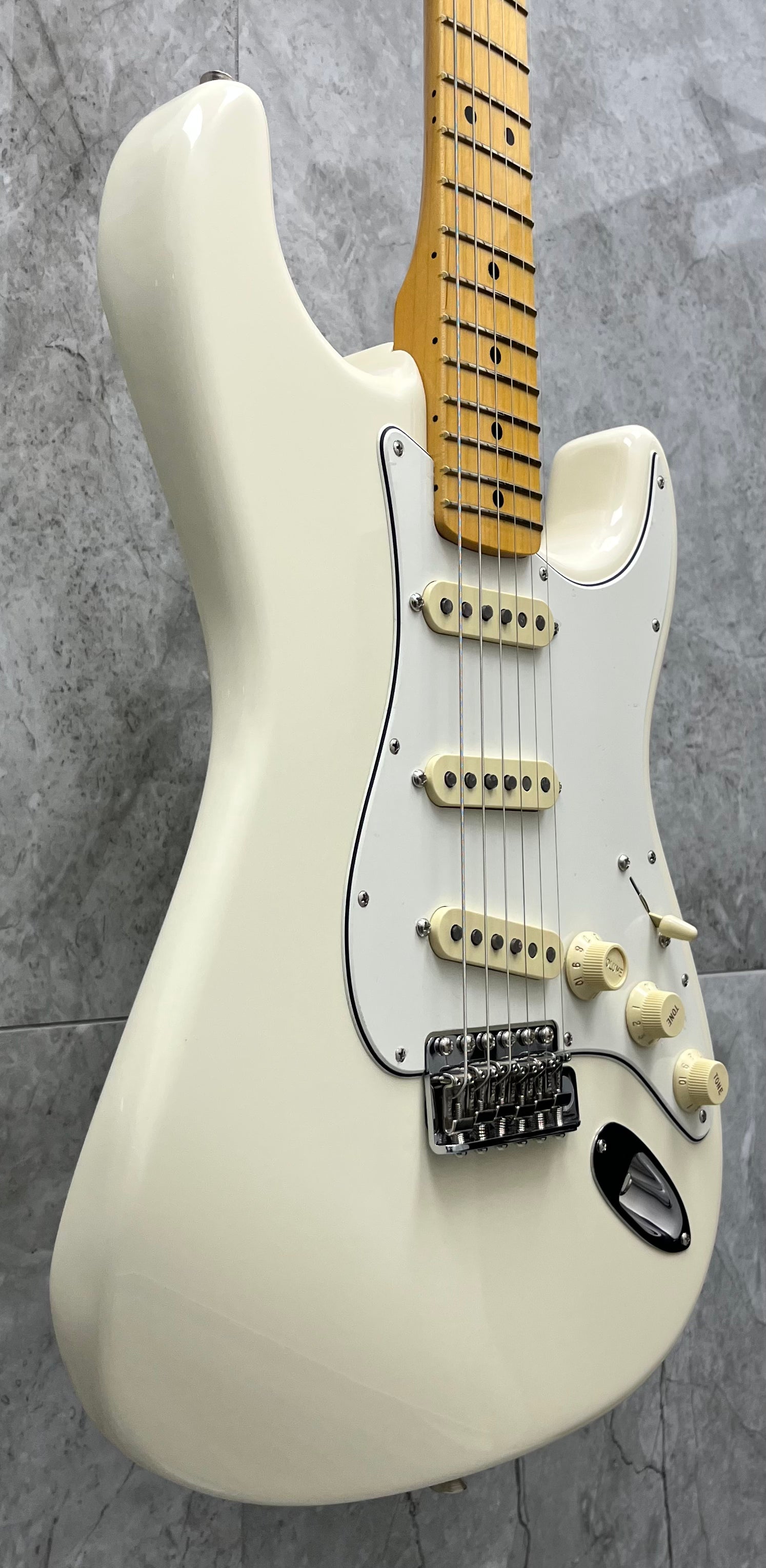 Fender USA Limited Edition American Vintage II 1973 Stratocaster, Maple Fingerboard - Olympic White 0170252805 SERIAL NUMBER V16686 - 8 LBS 3 OZ
