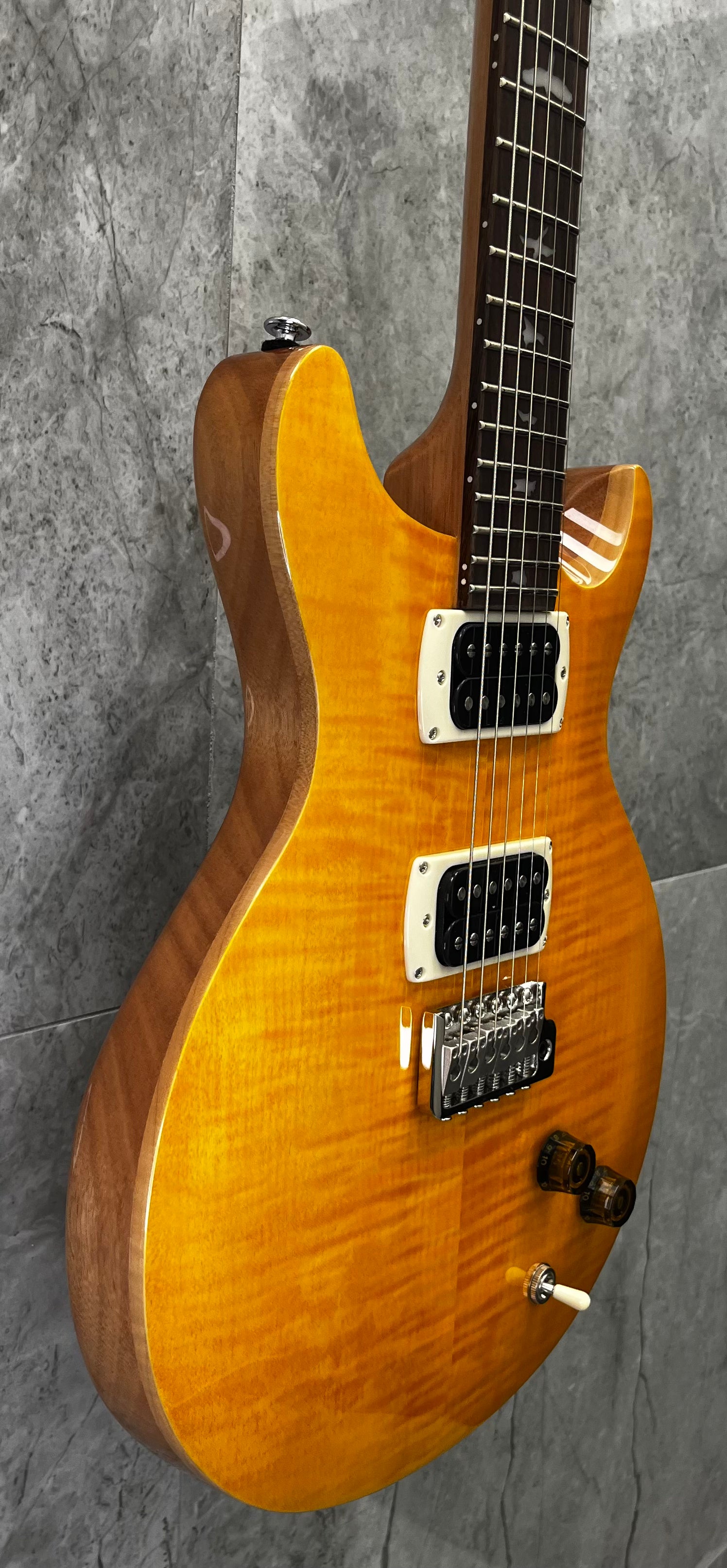 PRS GUITARS SANTANA SE 24 FRET - SANTANA YELLOW W/ GIG BAG 116008::SY SERIAL NUMBER CTII023438 - 7 LBS 9 OZ
