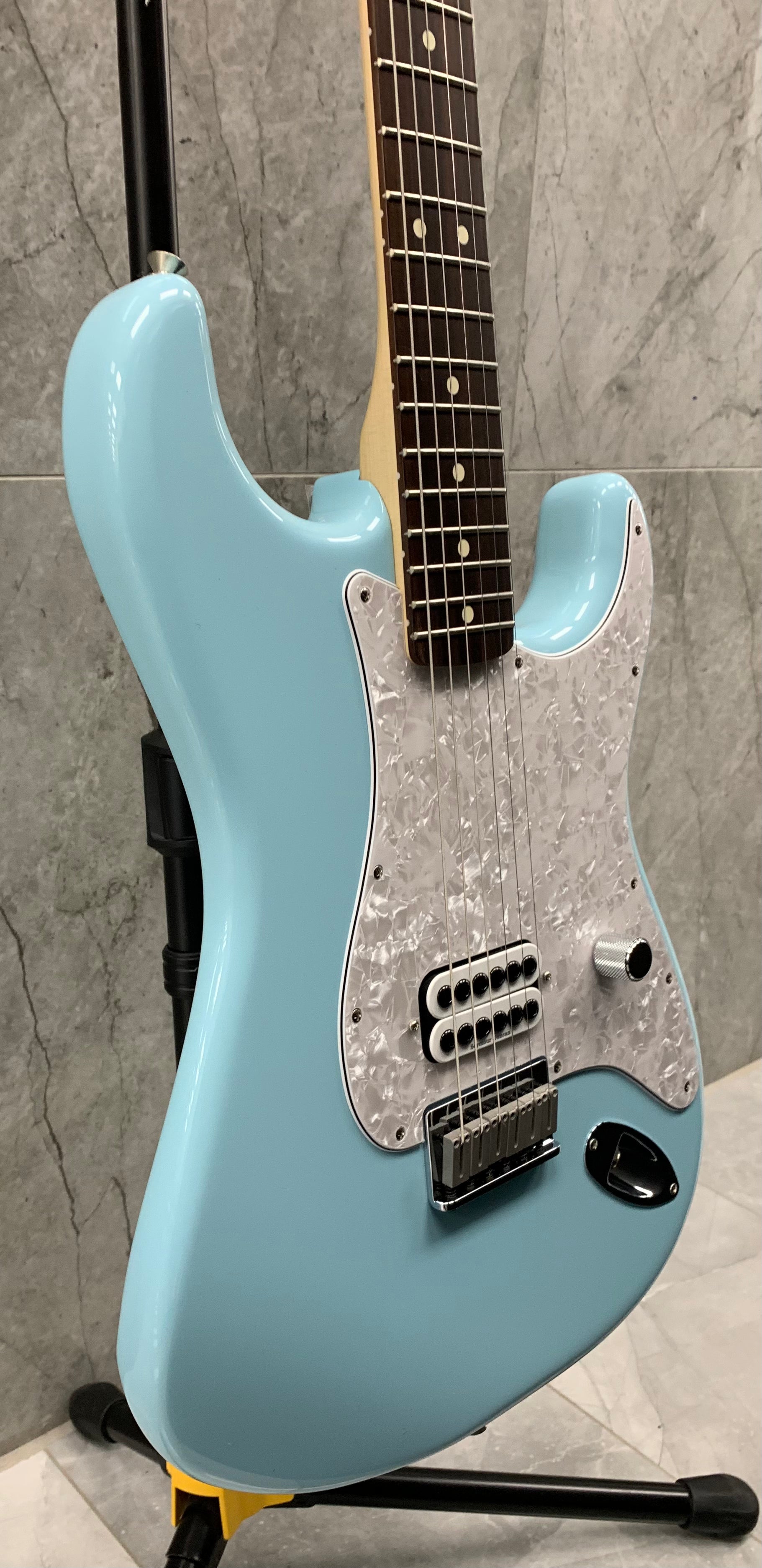 FENDER Limited Edition Tom Delonge Stratocaster, Rosewood Fingerboard, Daphne Blue 0148020304