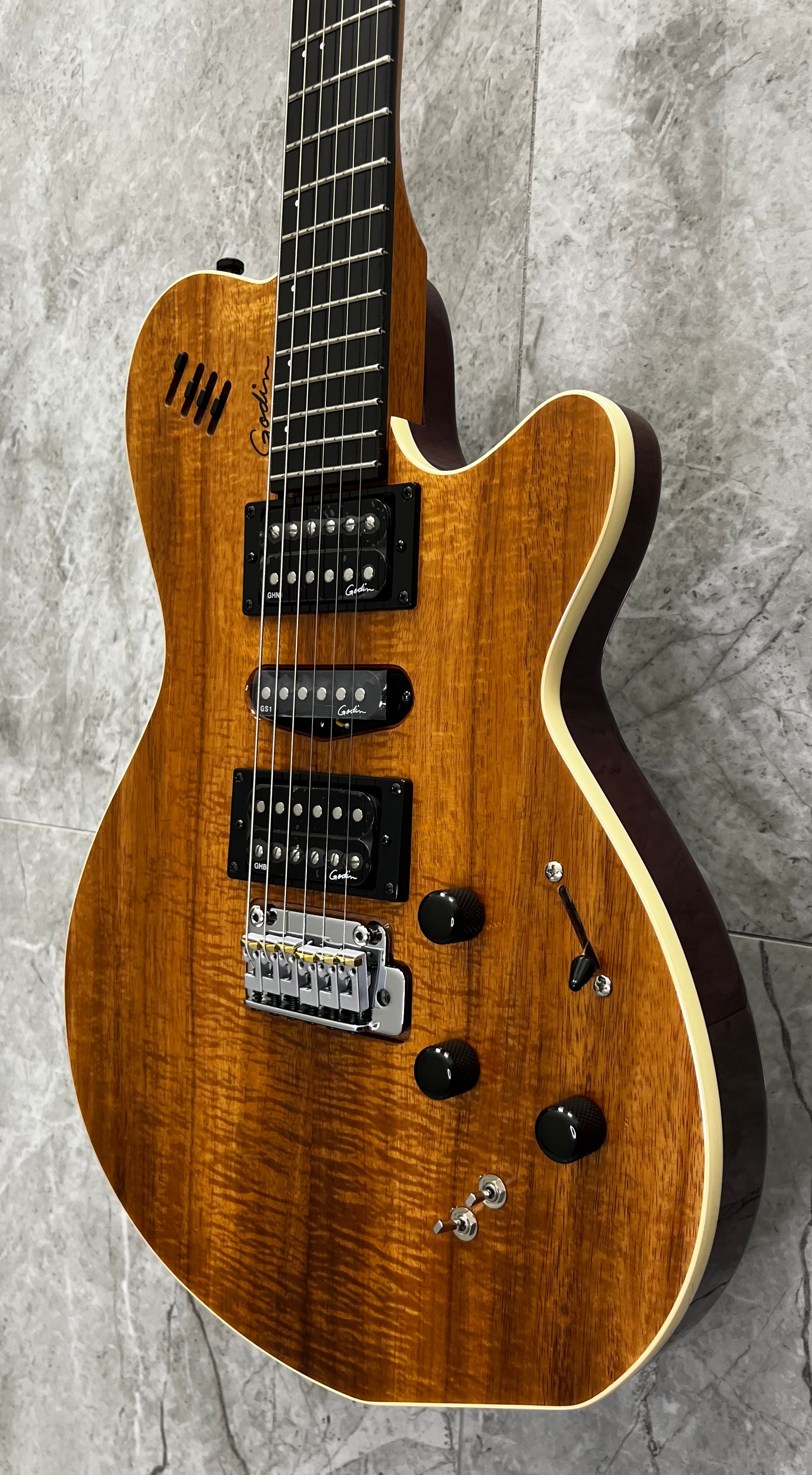 Godin Made in Canada xtSA 6 String Koa Extreme HG W/ GIG BAG 041497 SERIAL NUMBER 26316368 - 7 LBS 9 OZ