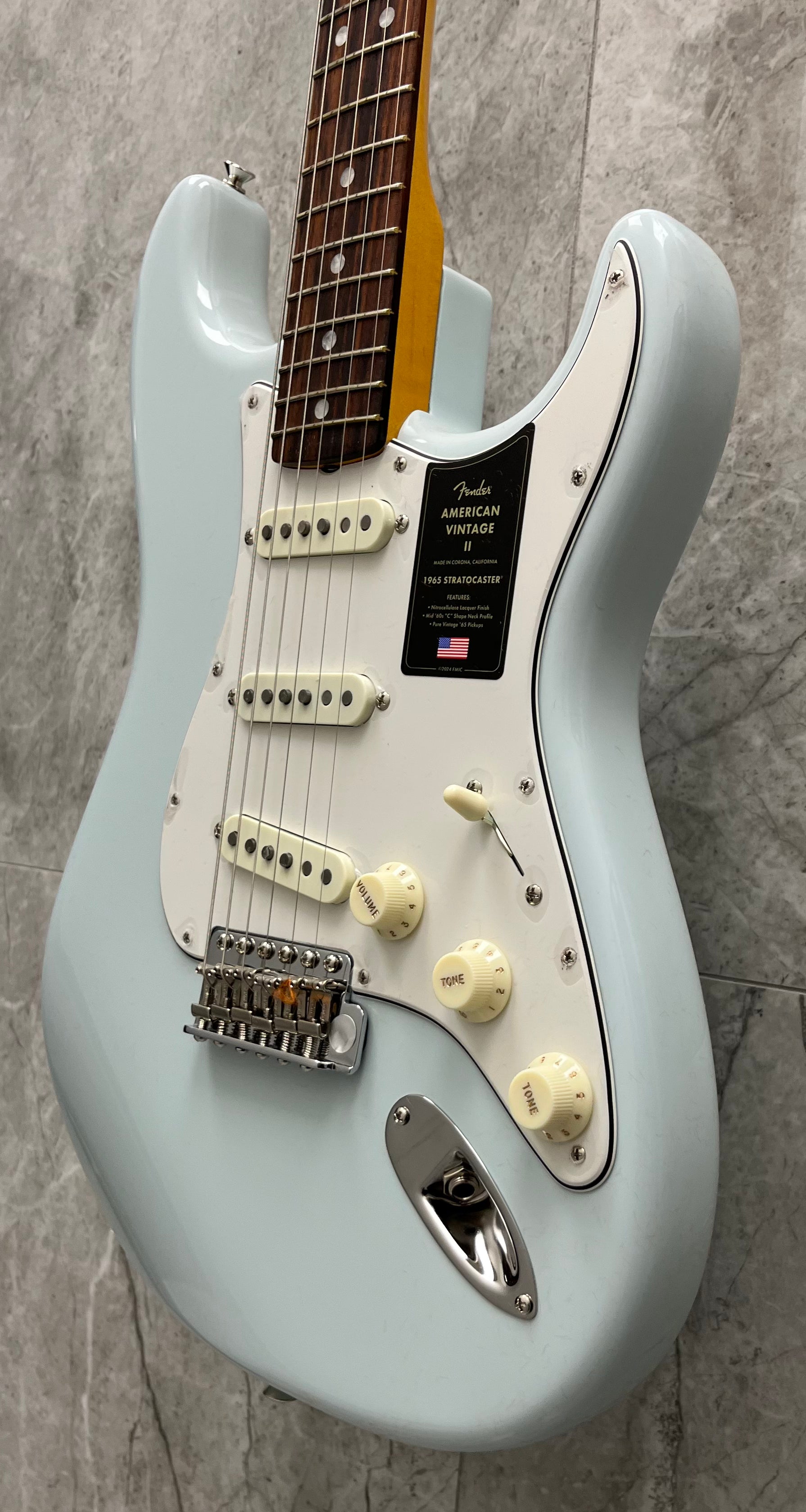 FENDER American Vintage II 1965 Stratocaster Round-Lam Rosewood Fingerboard, Sonic Blue 0110280872 SERIAL NUMBER V2551227 - 8.2 LBS