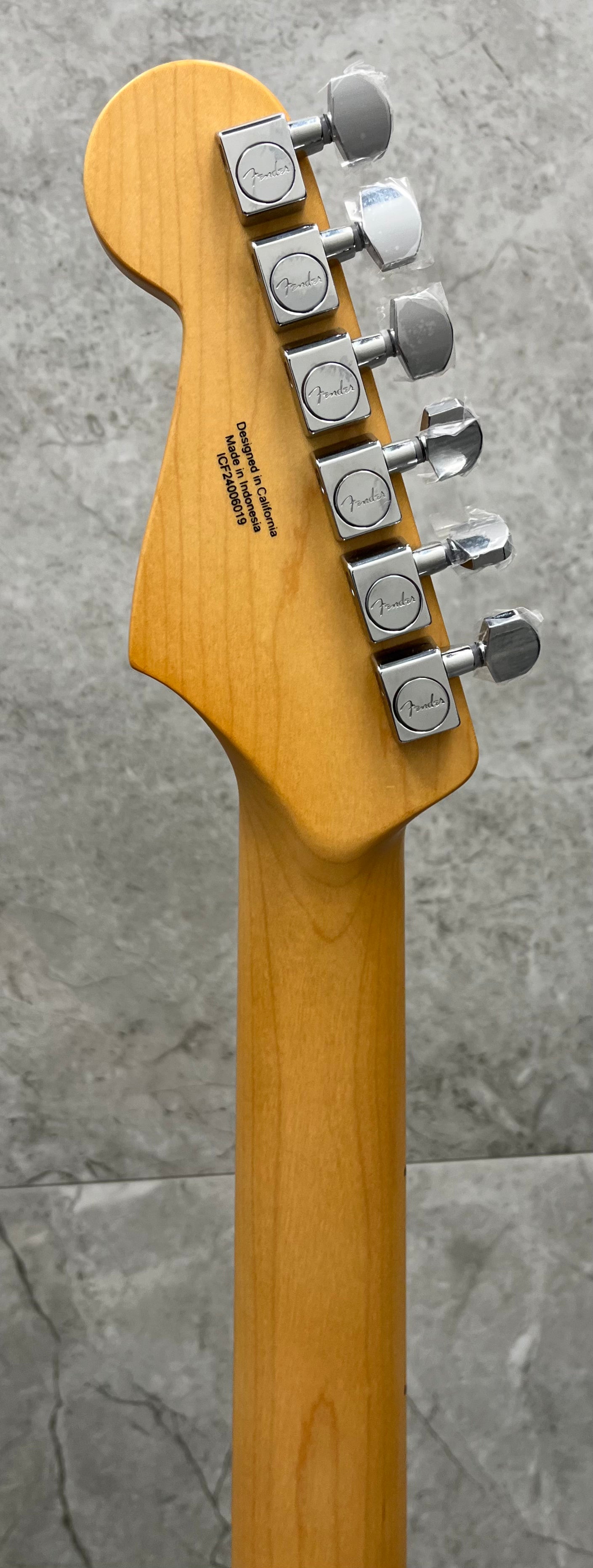 FENDER Standard Stratocaster Maple Fingerboard Olympic White 0266220505 NEW 2025 MODEL