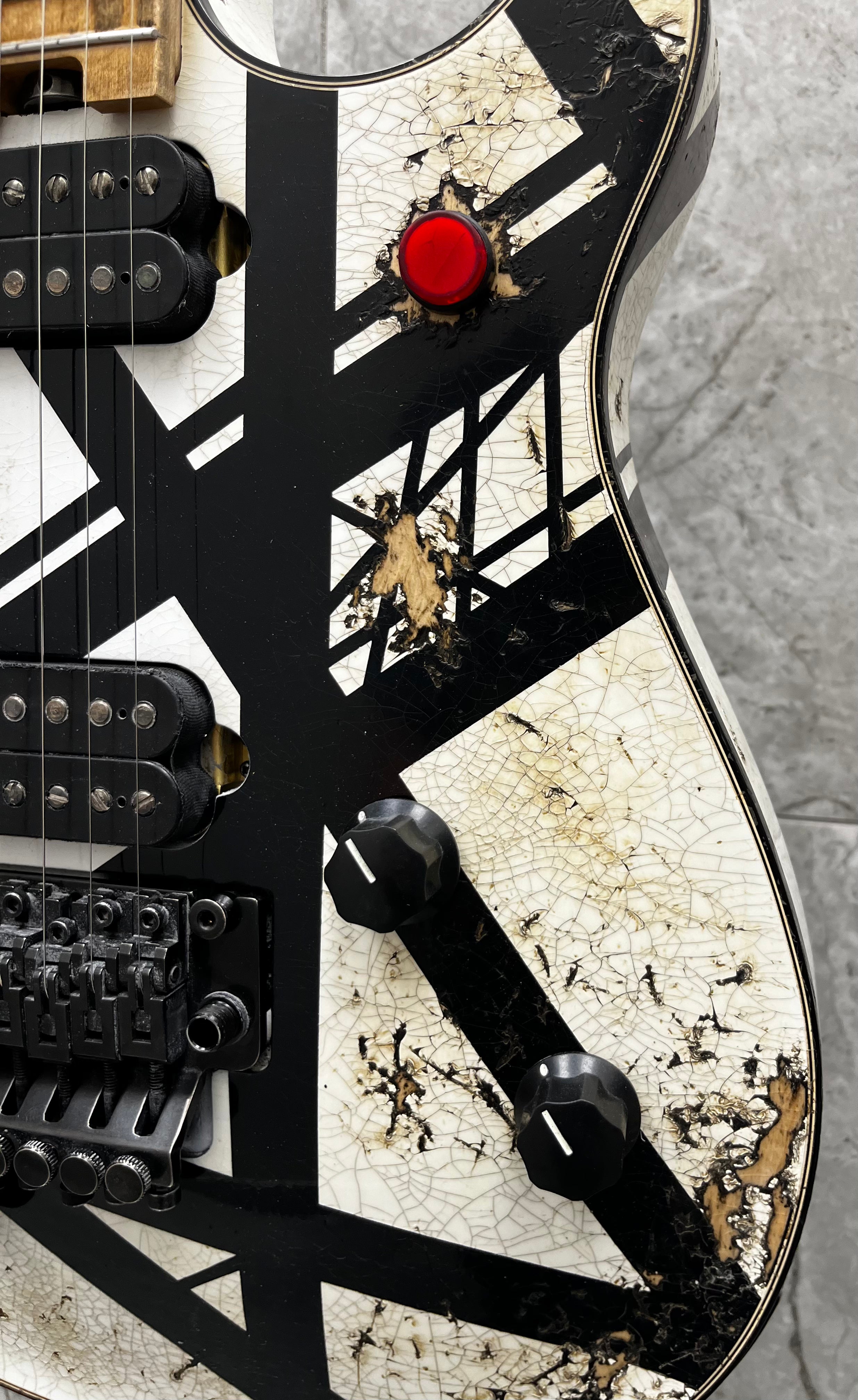 EVH USA CUSTOM SHOP STRIPED RELIC WOLFGANG WHITE / BLACK 5101025093 SERIAL NUMBER WG17791A - 8 LBS 6 OZ