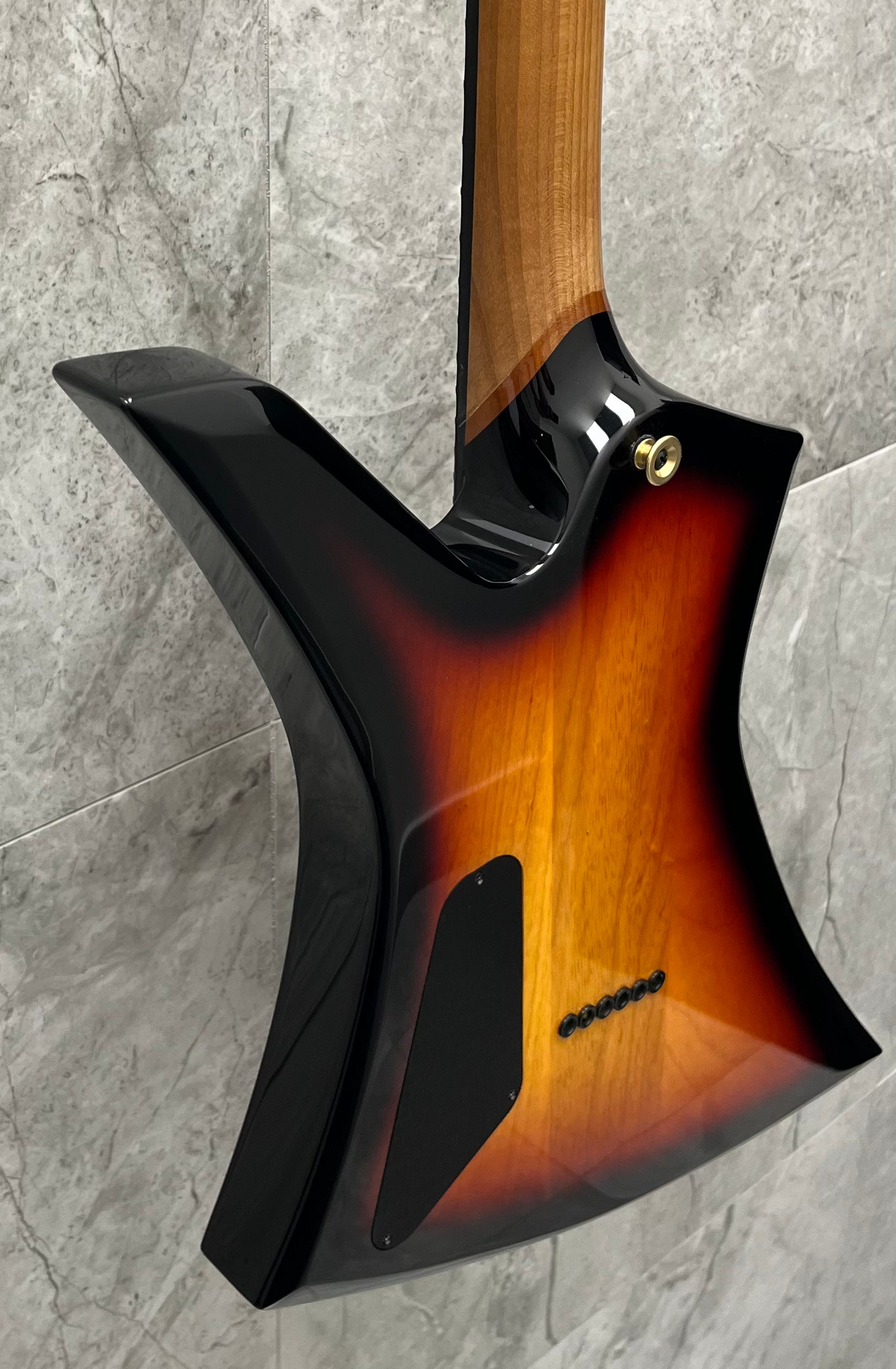 Jackson USA Custom Shop Kelly Flame Top 3-Tone Sunburst 2888000030 SERIAL NUMBER J11057 - 7.2 LBS