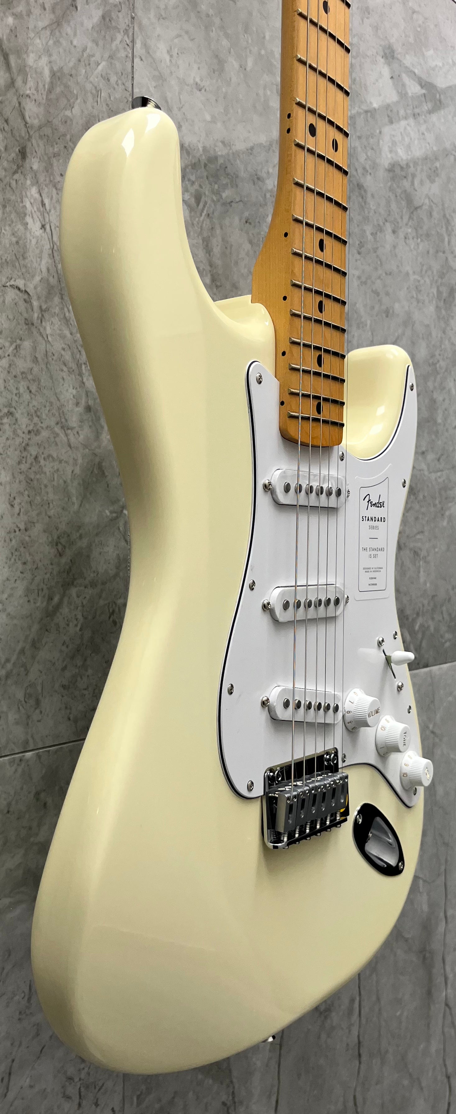 FENDER Standard Stratocaster Maple Fingerboard Olympic White 0266220505 NEW 2025 MODEL