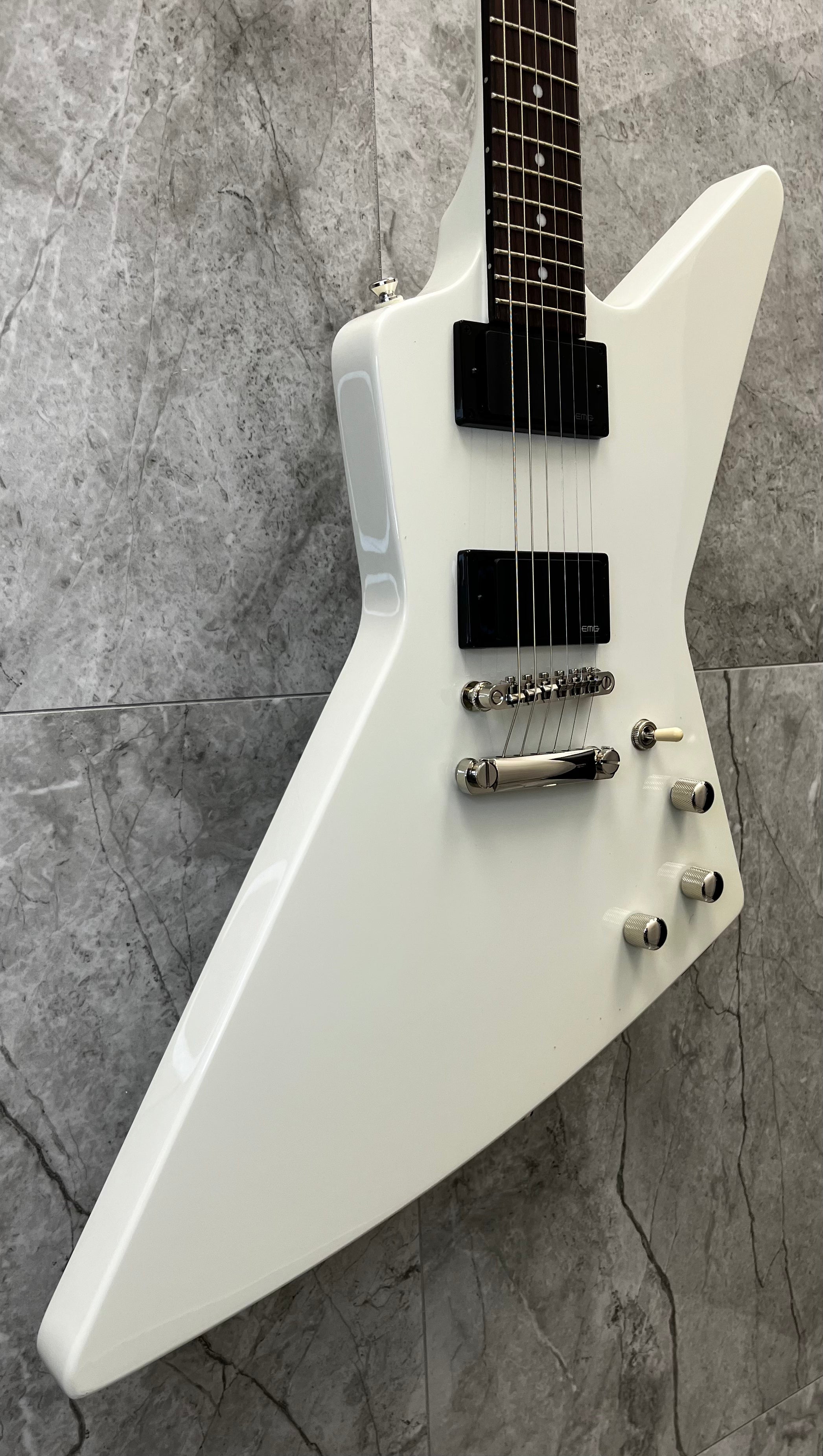 Epiphone Explorer 80s Electric Guitar with Gigbag - Classic White EIEX8CWNH SERIAL NUMBER 26041522270 - 7 LBS 6 OZ