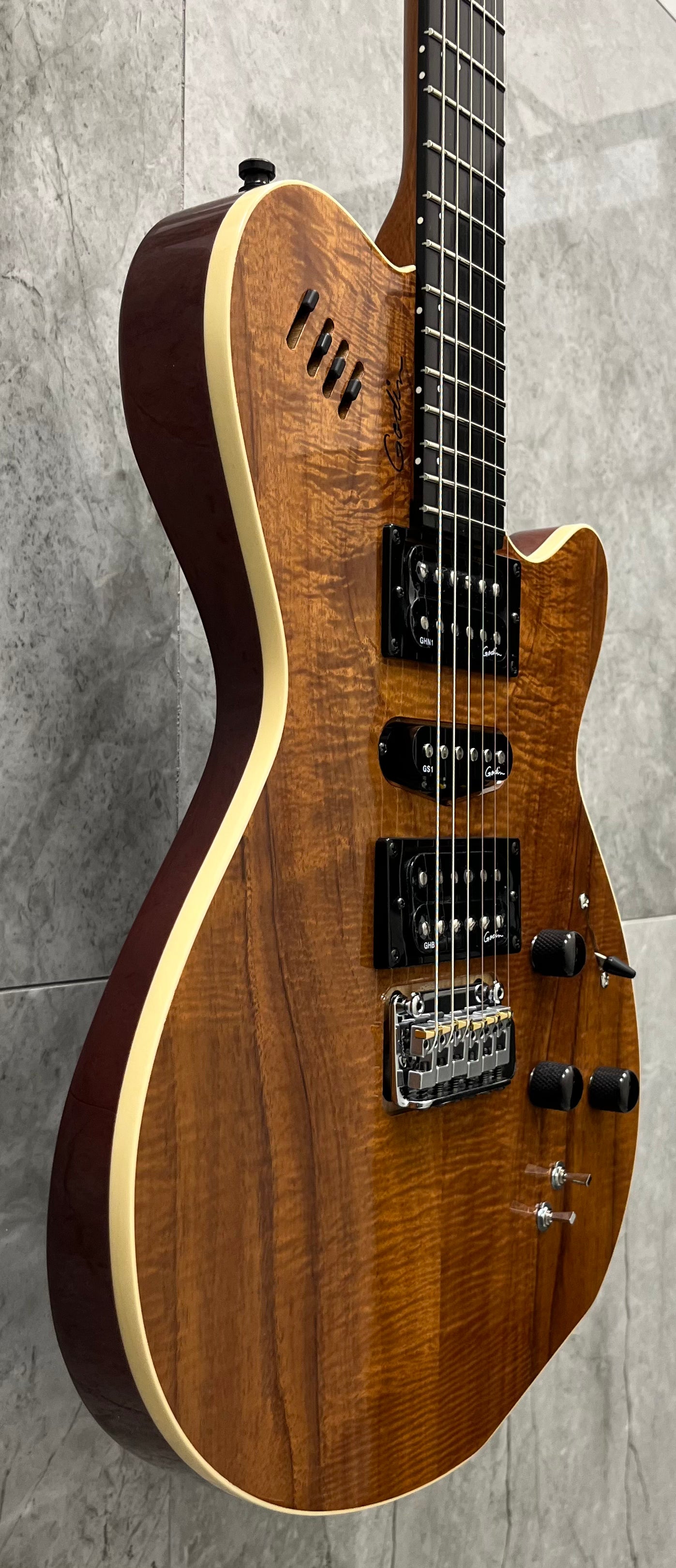 Godin Made in Canada xtSA 6 String Koa Extreme HG W/ GIG BAG 041497 SERIAL NUMBER 22184102 - 8.4 LBS