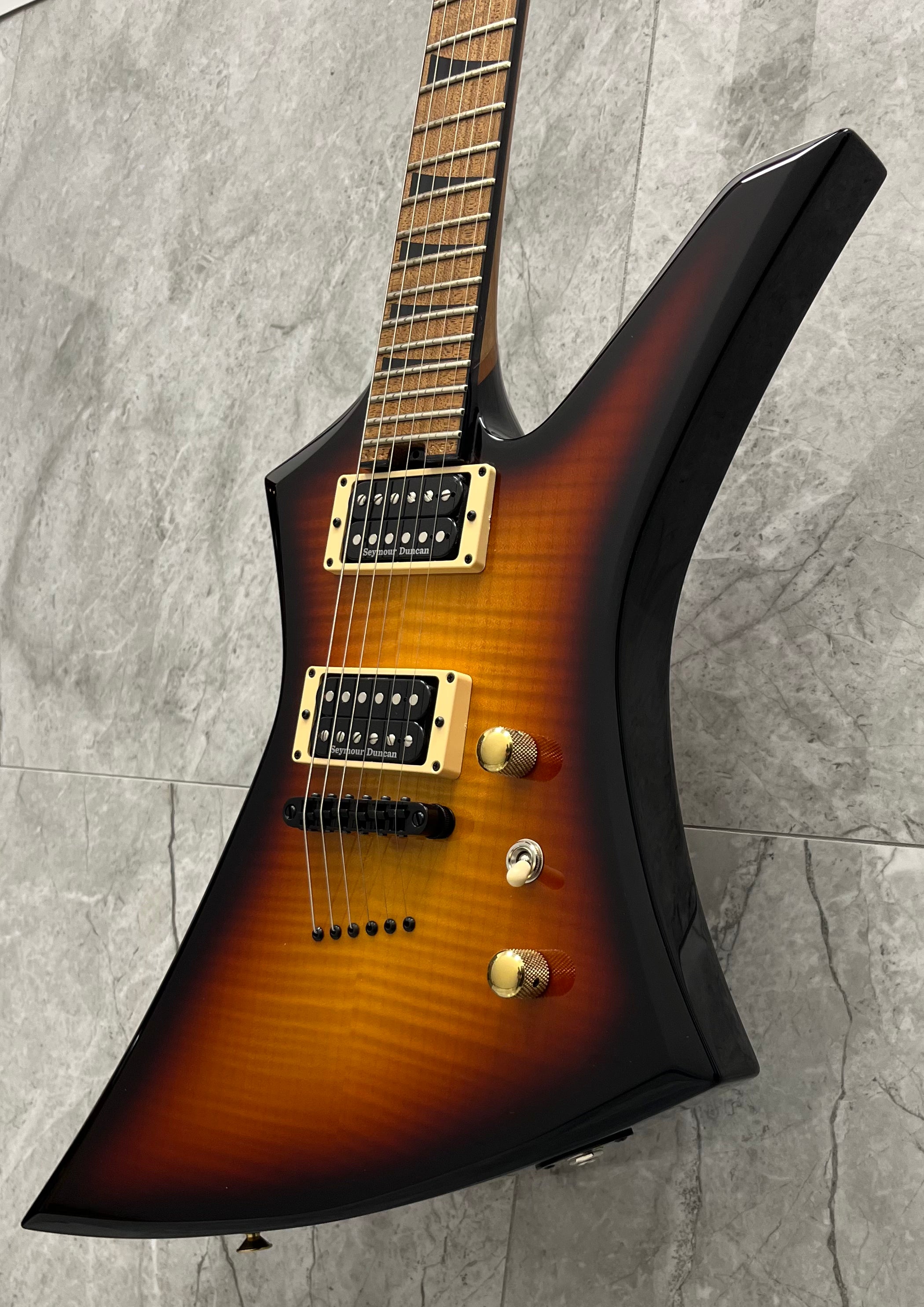 Jackson USA Custom Shop Kelly Flame Top 3-Tone Sunburst 2888000030 SERIAL NUMBER J11057 - 7.2 LBS