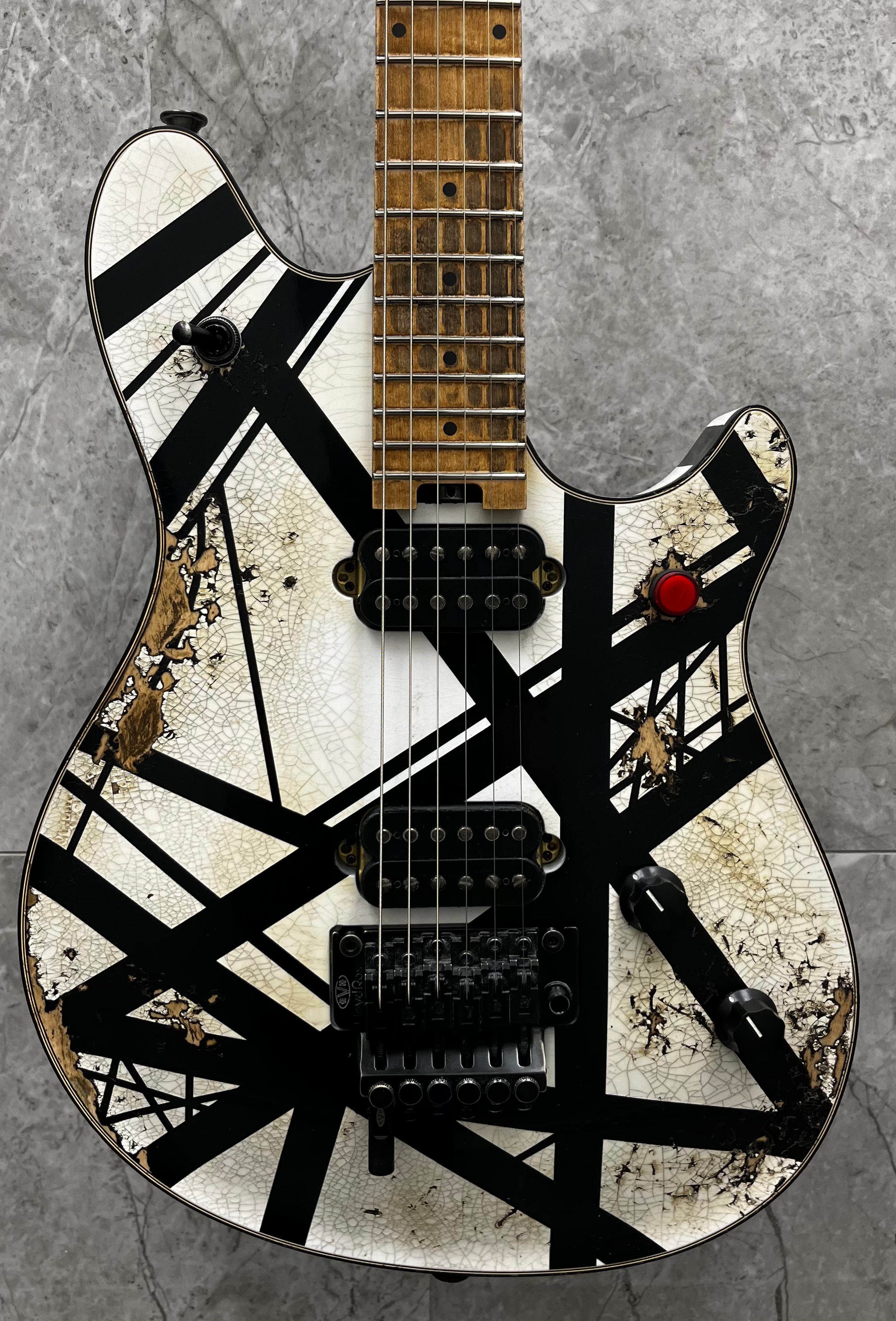 EVH USA CUSTOM SHOP STRIPED RELIC WOLFGANG WHITE / BLACK 5101025093 SERIAL NUMBER WG17791A - 8 LBS 6 OZ