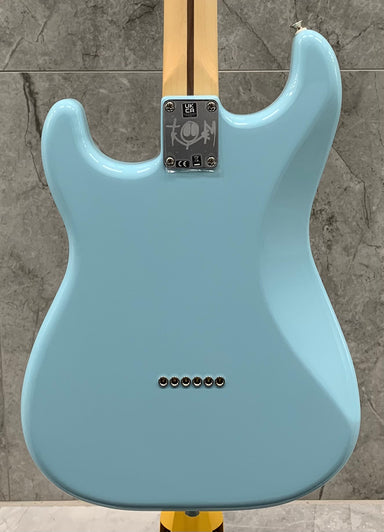 FENDER Limited Edition Tom Delonge Stratocaster, Rosewood Fingerboard, Daphne Blue 0148020304