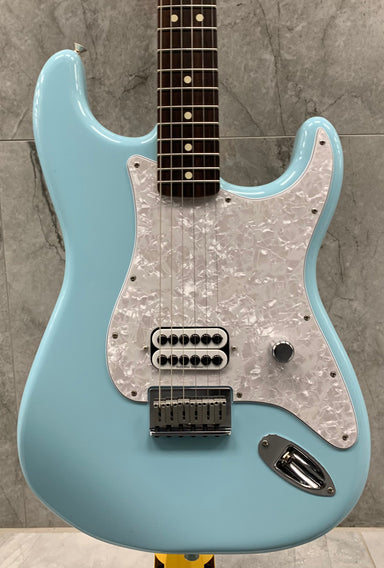 FENDER Limited Edition Tom Delonge Stratocaster, Rosewood Fingerboard, Daphne Blue 0148020304