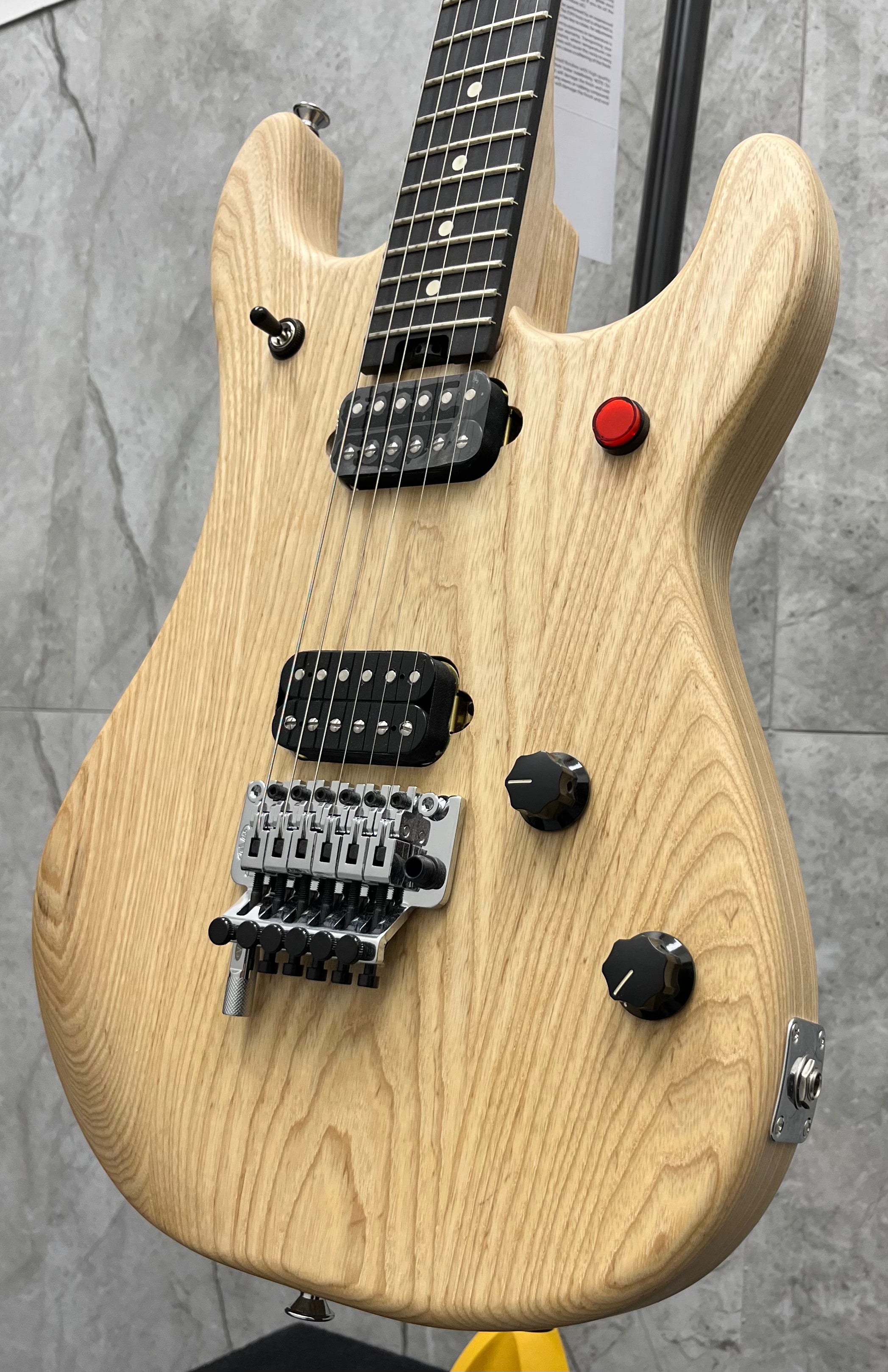 EVH Limited Edition 5150 Deluxe Ash Ebony Fingerboard, Natural 5108002534 SERIAL NUMBER EVH2204757 - 8.0 LBS USED SPECIAL