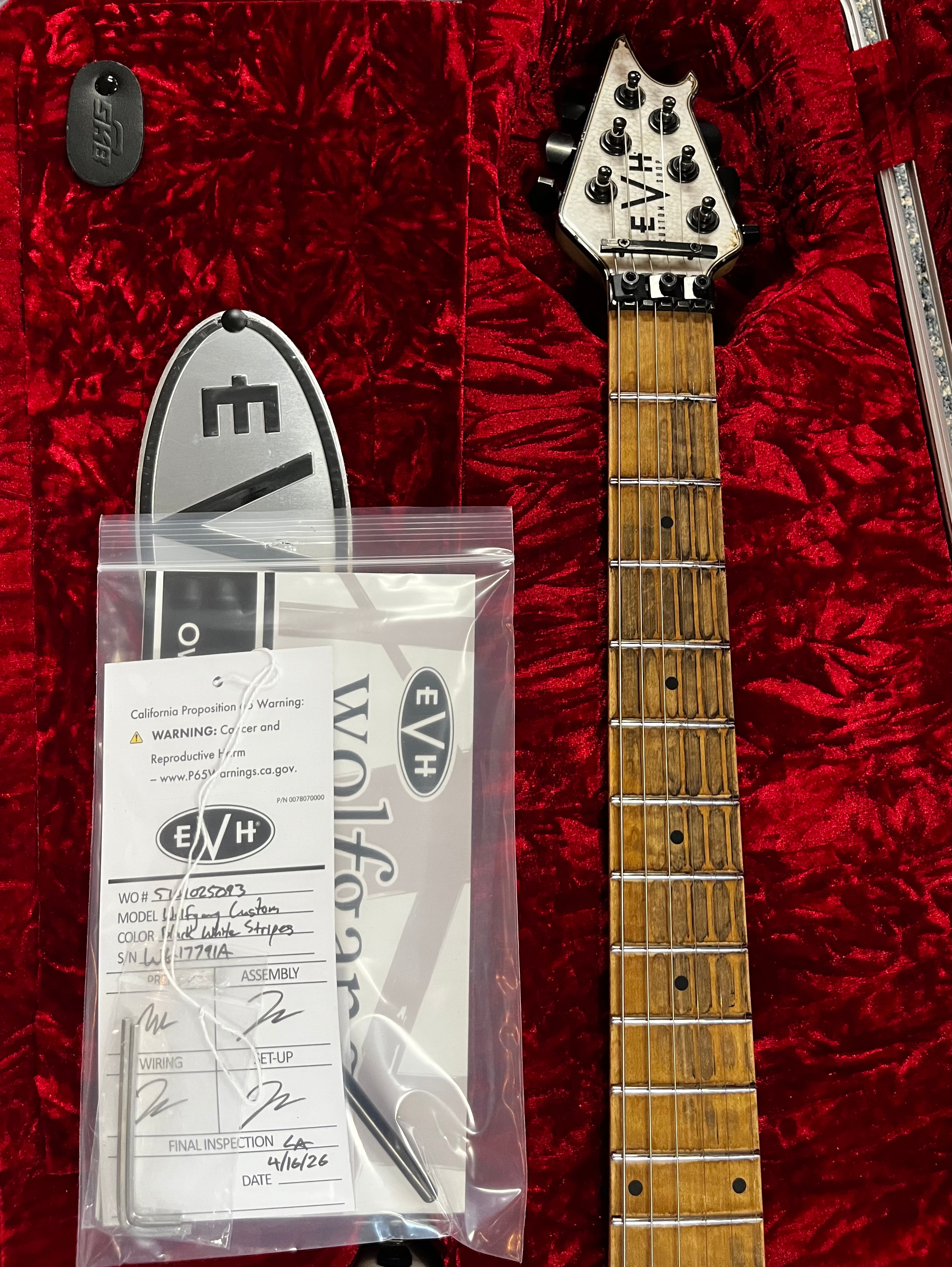 EVH USA CUSTOM SHOP STRIPED RELIC WOLFGANG WHITE / BLACK 5101025093 SERIAL NUMBER WG17791A - 8 LBS 6 OZ