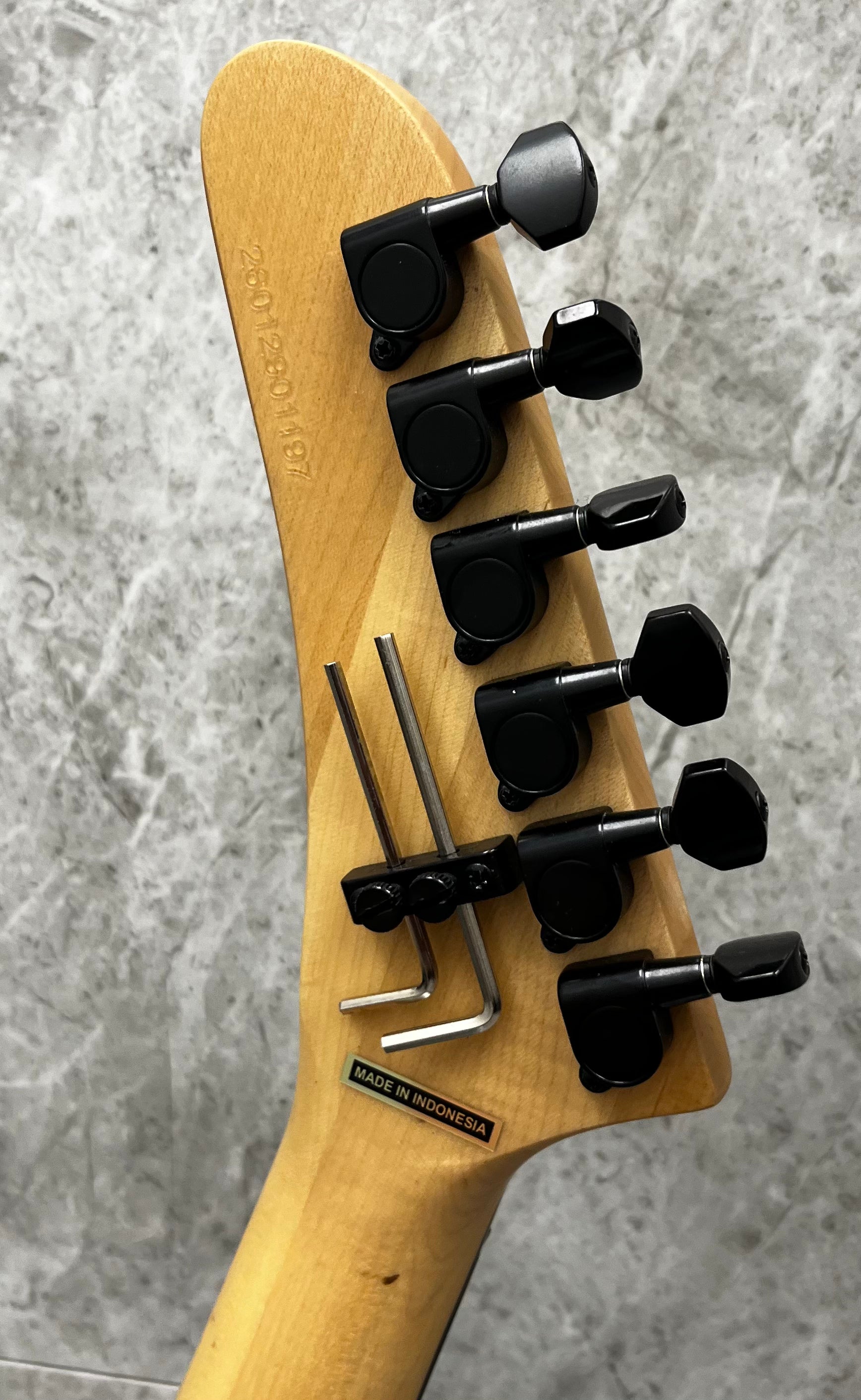 Kramer 50th Anniversary Series - Curated K50BA Baretta Gold gloss finish W/ GIG BAG SERIAL NUMBER 26012901197 - 8 LBS 10 OZ