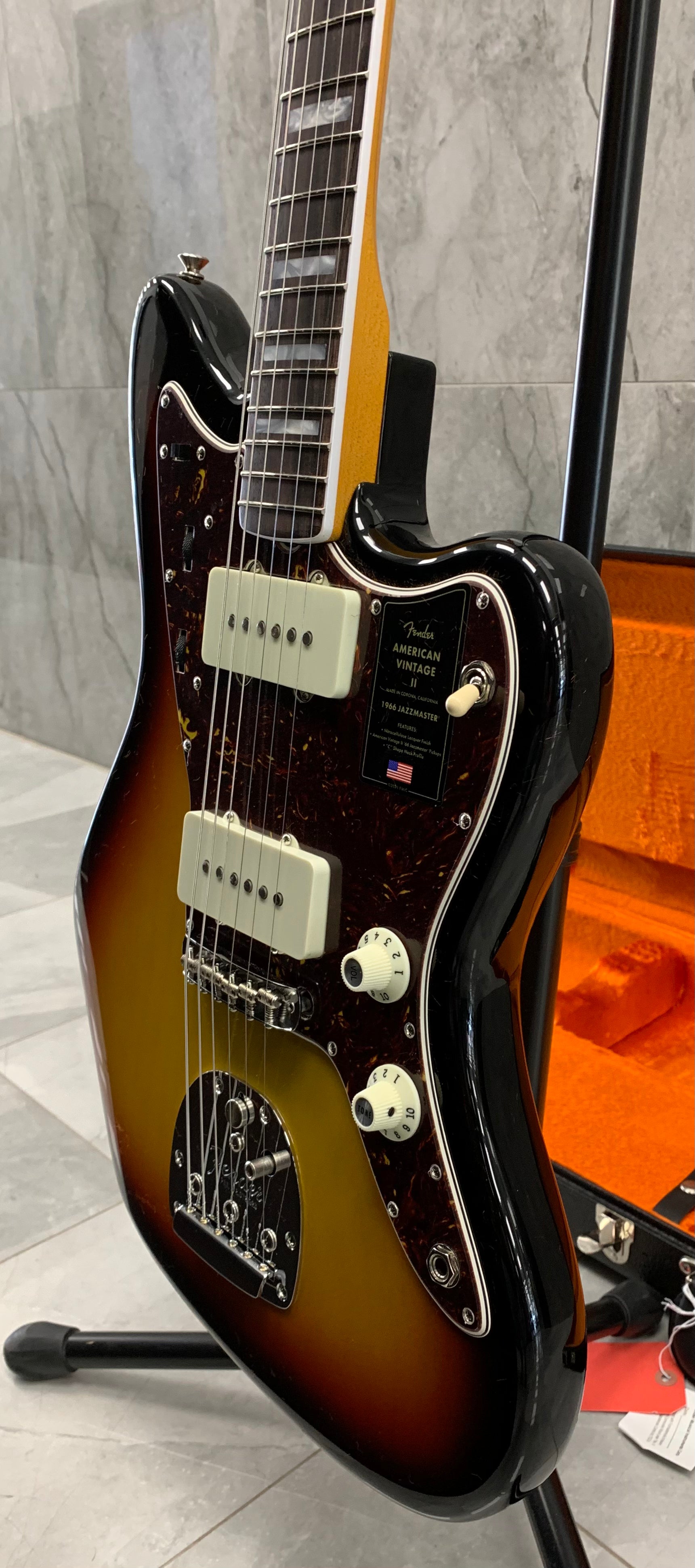 Fender American Vintage II 1966 Jazzmaster Rosewood Fingerboard, 3-Color Sunburst 0110340800