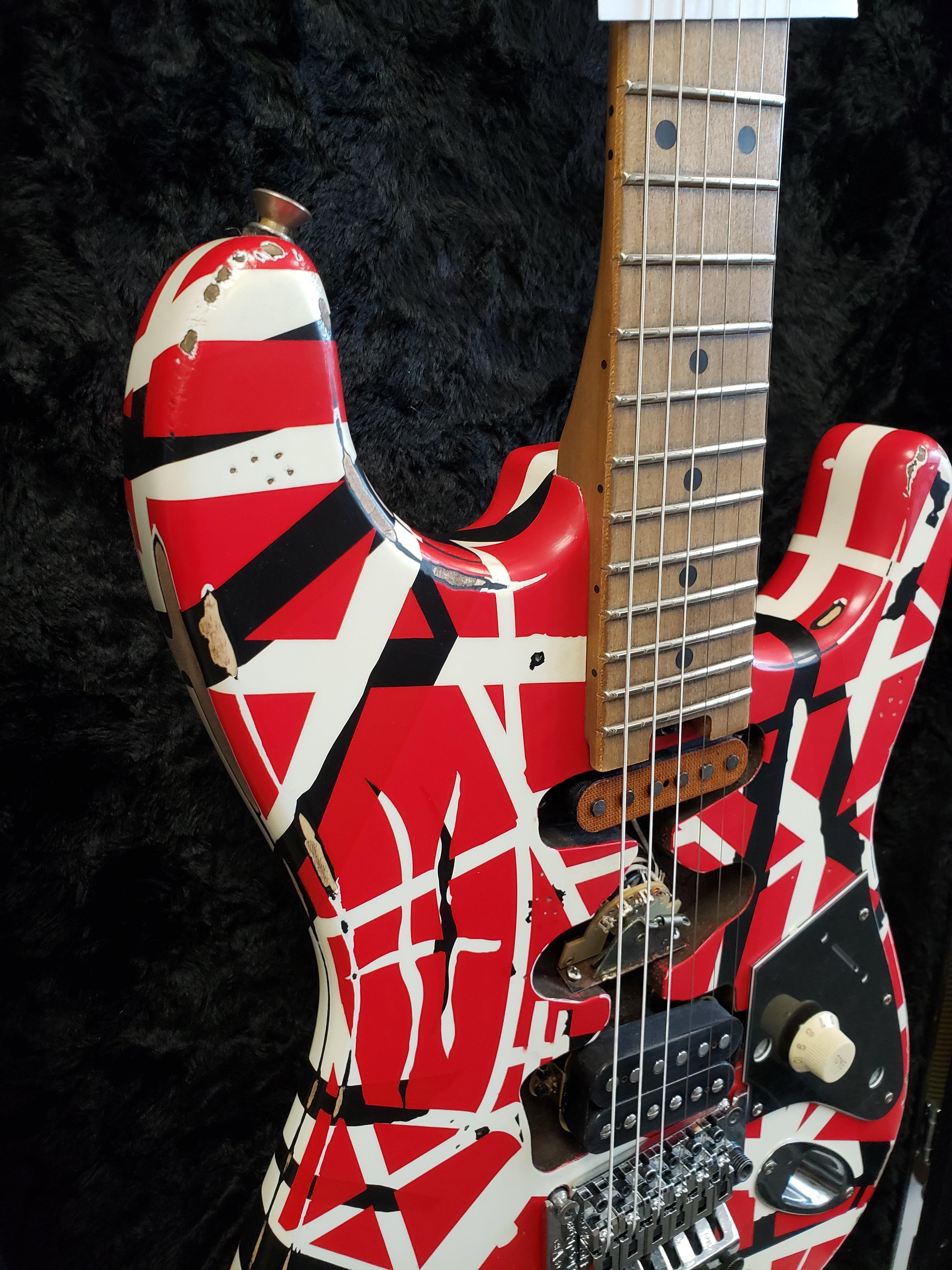 EVH Striped Series Frankie Red - White - Black Relic 5107900503 SERIAL  NUMBER EVH2106927 7.3 LBS USED SPECIAL